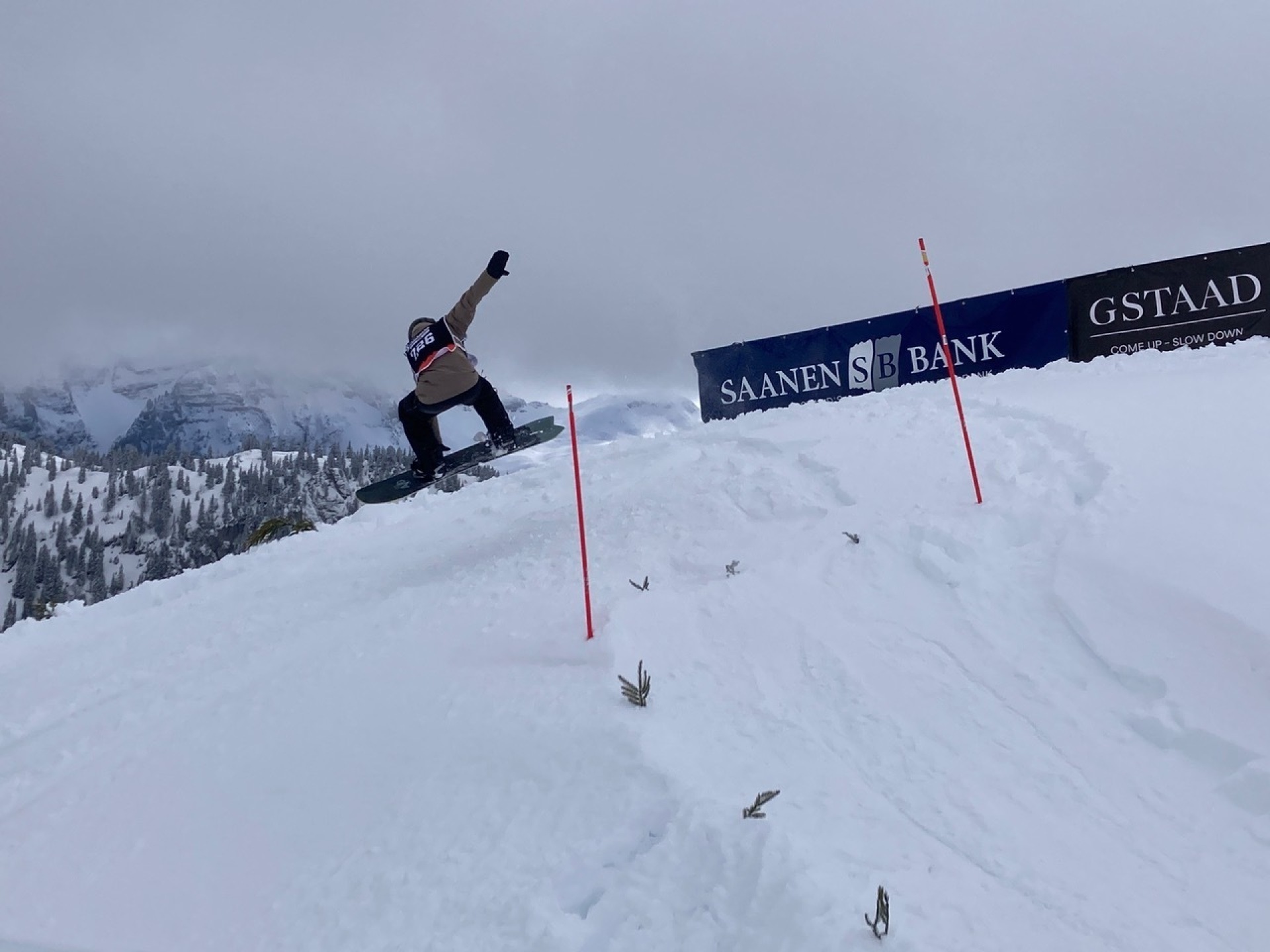 Banks und Neuschnee – das legendäre Snowboardrennen feiert Jubiläum - Das Bild wird blockiert. – Möglicherweise durch einen aktiven Adblocker.