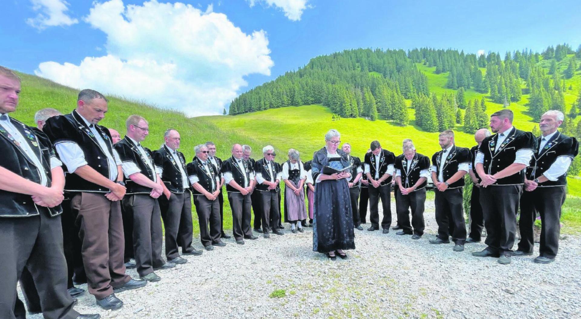 Das Jodlerchörli Eriswil hat die Bergpredigt musikalisch begleitet. In der Mitte: Pfarrerin Marianne Kellenberger. FOTOS: CHRISTOPH WIESNER