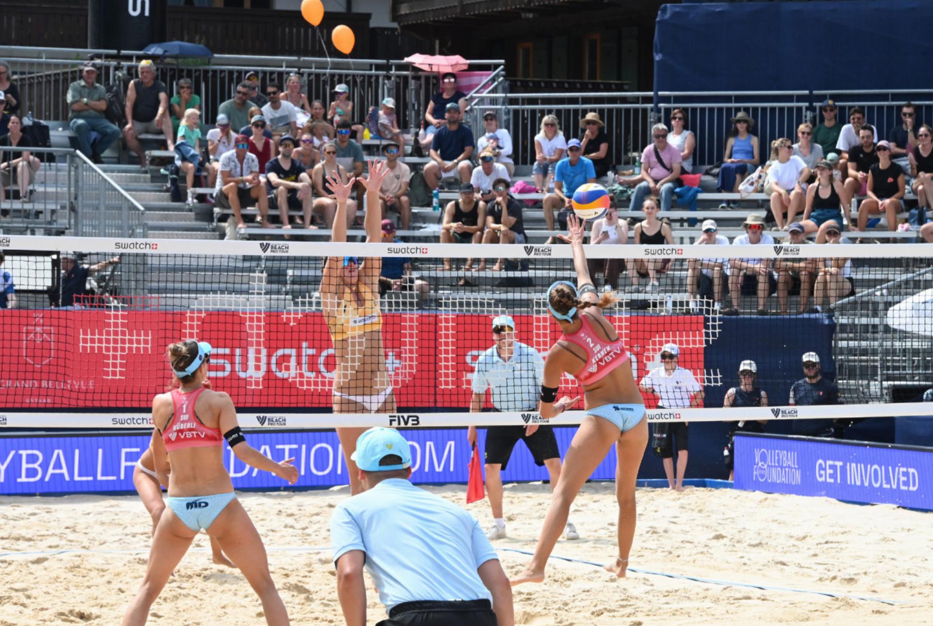 Beachvolleyballfamilie in Feierlaune