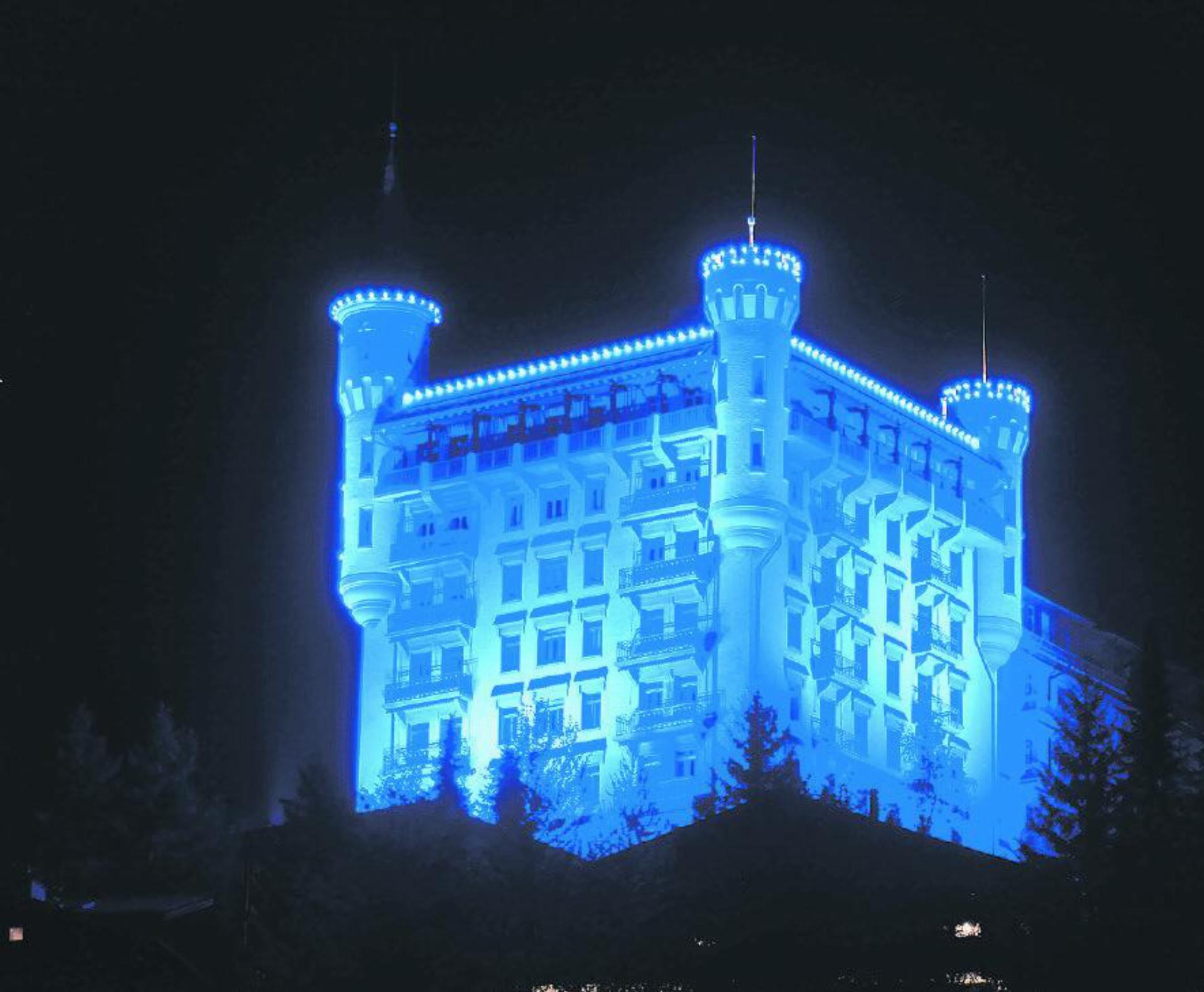Am 12. Mai leuchtet das Hotel Gstaad Palace blau für ME-Betroffene. FOTO: ZVG