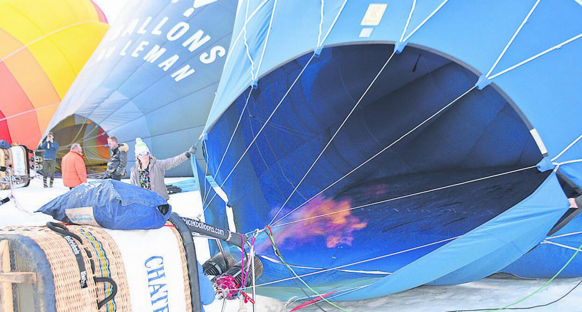 Pilotin Amanda Brodbeck beim Füllen des Ballons mit Luft, die daraufhin erhitzt wird und so den Ballon steigen lässt. FOTOS: SONJA WOLF