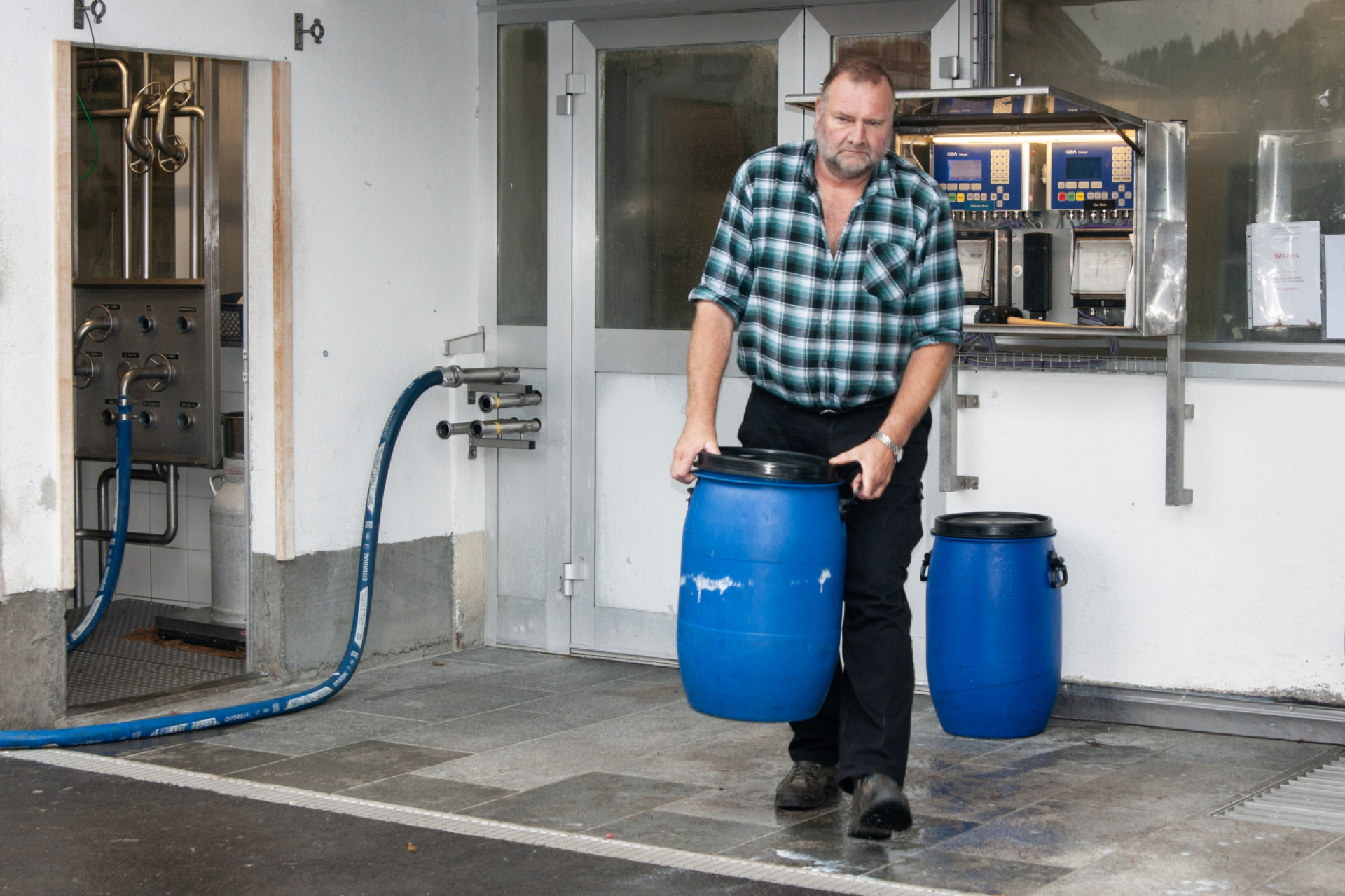 Robert Aellen holt die mit Speiseresten gefüllten Fässer regelmäsig in den Betrieben ab. (Fotos: AvS)