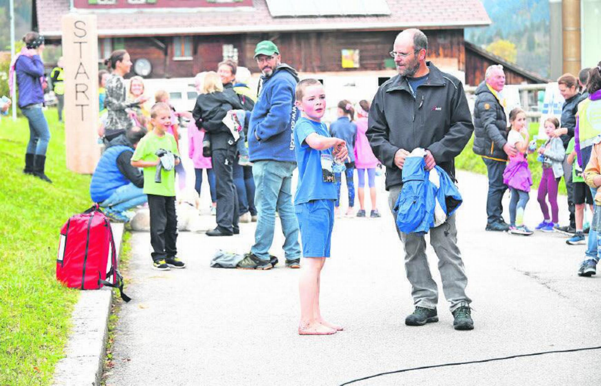 Nathan Mürner, einer von 25 Kindern und Jugendlichen, die den kleinen (1,45 Kilometer) und grossen (2,8 Kilometer) Simmenkehr absolvierten, erledigte seine Aufgabe barfuss.