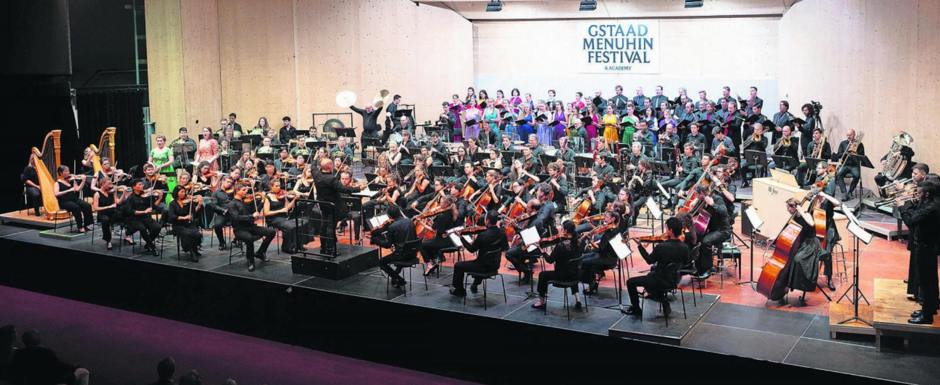 Orchester und Chor füllten die Bühne des Festivalzeltes total aus. FOTOS: RAPHAEL FAUX/GSTAADPHOTOGRAPHY.COM