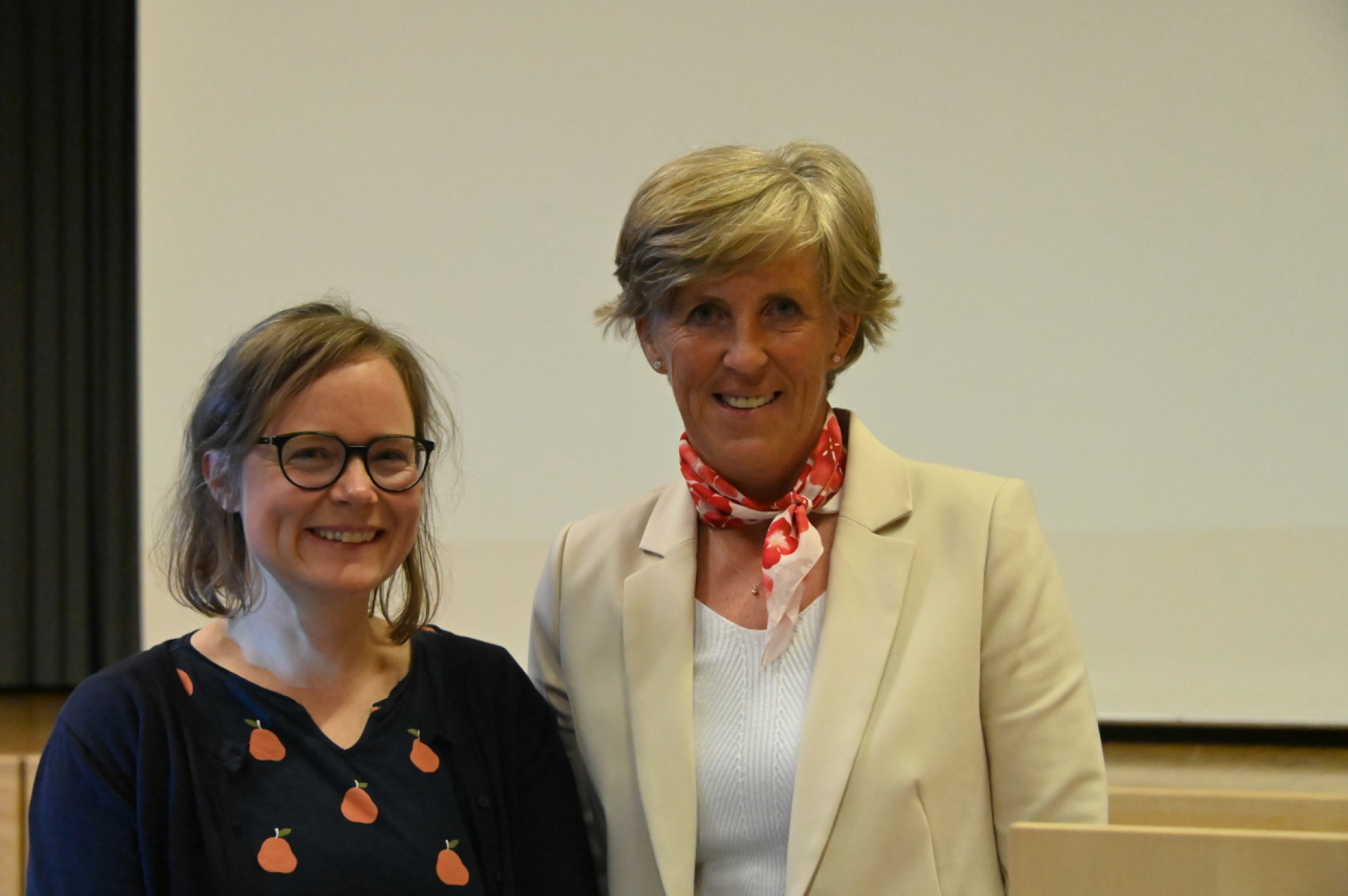 Brigitte Klenk  (links) ist neu Mitglied im Gemeinderat von Lauenen. Präsidentin Ruth Oehrli freut sich, dass die Frauenquote im Rat erhalten bleibt. (Foto: AvS)