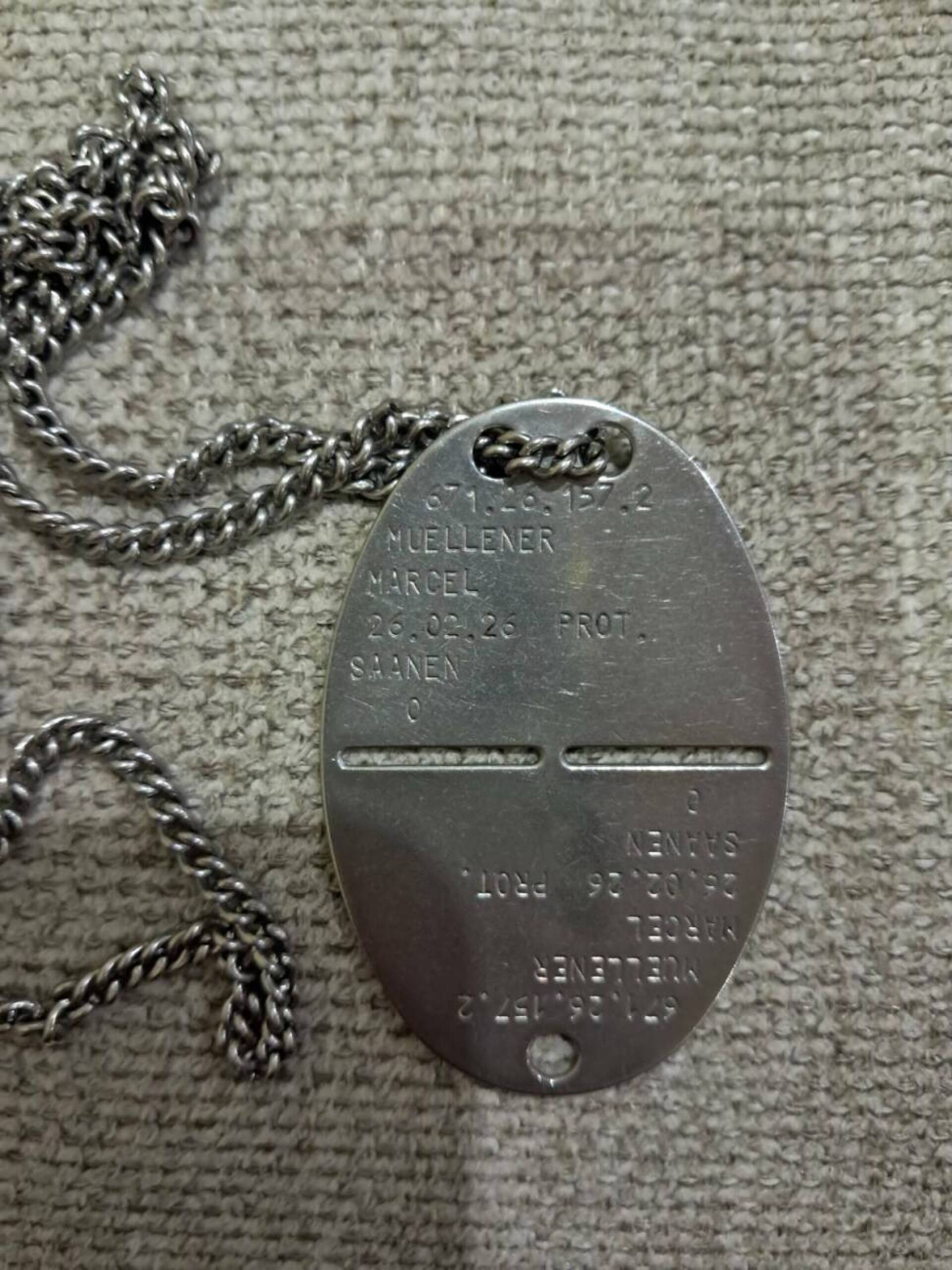 Wie kommt eine Schweizer Militärerkennungsmarke in die Ukraine? - Das Bild wird blockiert. – Möglicherweise durch einen aktiven Adblocker.