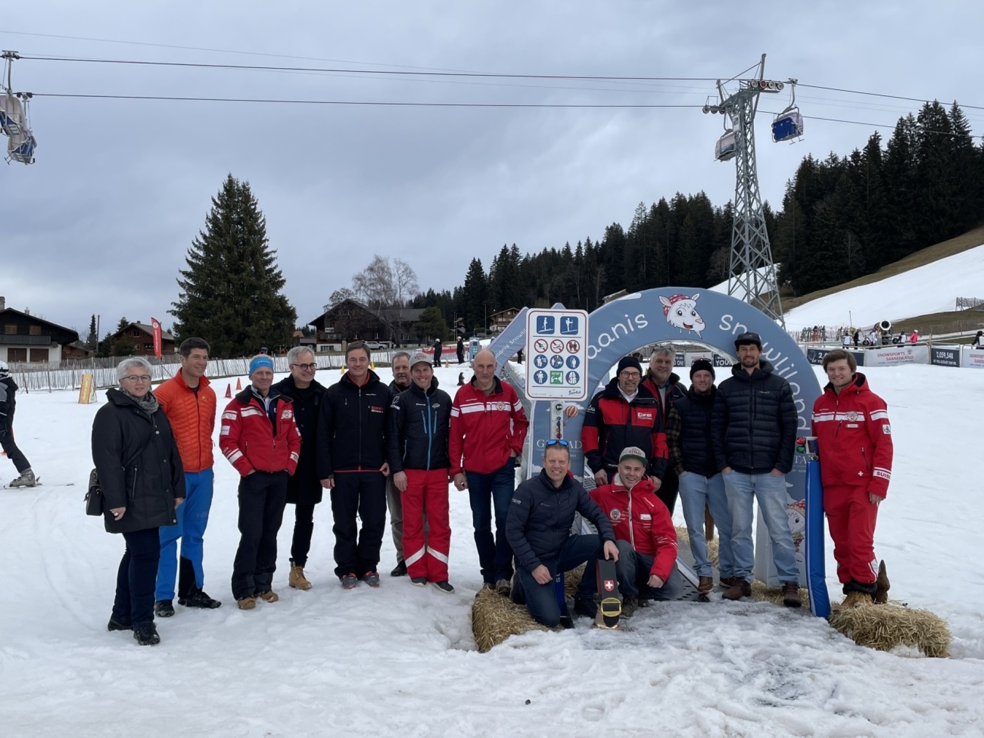 Am letzten Samstag wurden die Lernparks anlässlich einer kleinen Feier und im Beisein von Vertretern der Skischulen, der Standortgemeinden, von Gstaad Saanenland Tourismus, der Bergbahnen Destination Gstaad AG sowie den beteiligten Firmen eröffnet. (Foto: AvS)