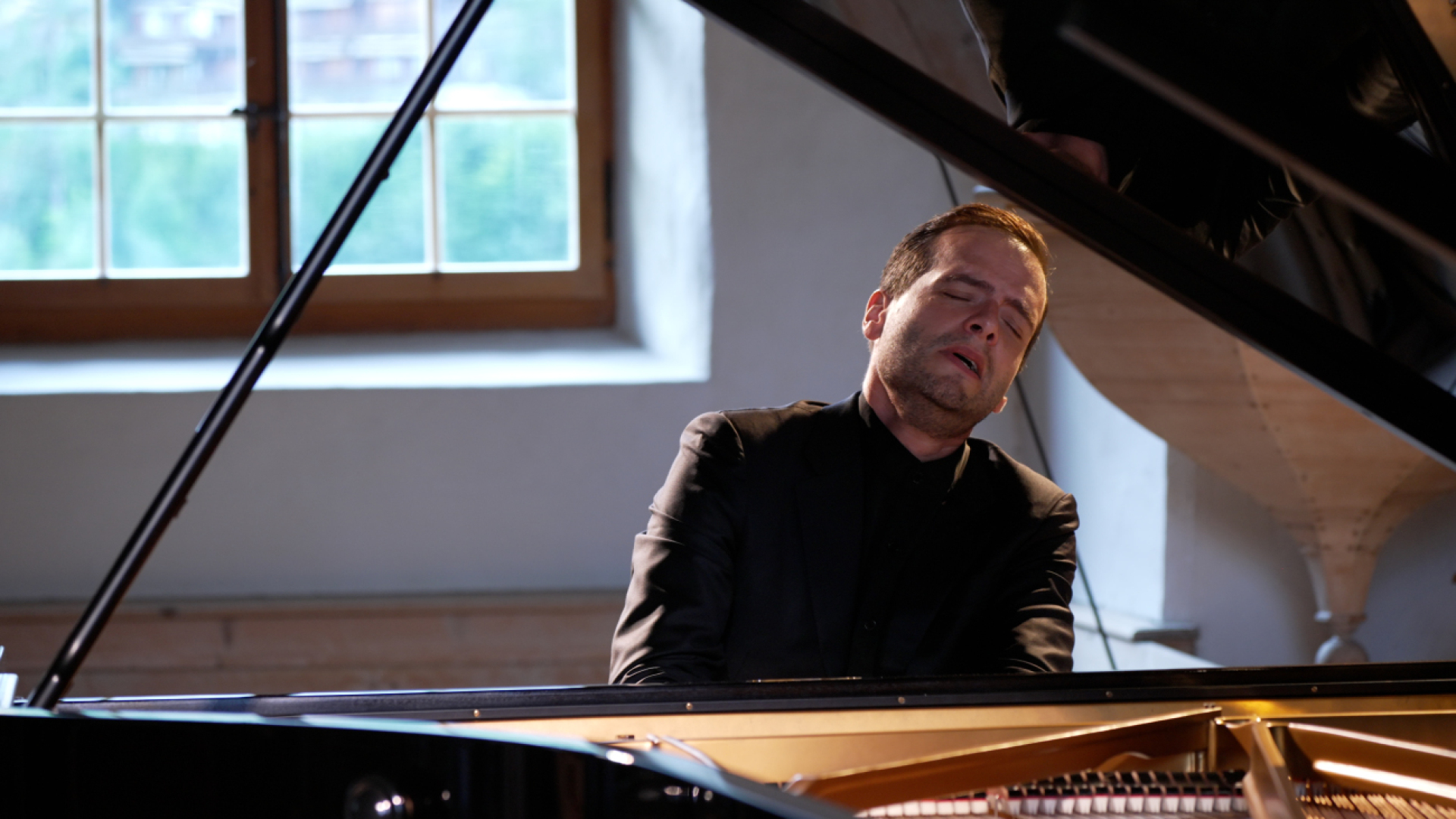 Der Pianist im Einklang mit seinem Instrument