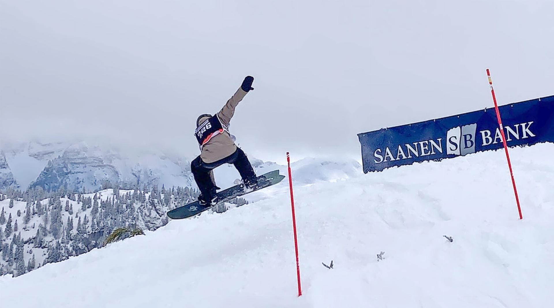 Banks und Neuschnee – das legendäre Snowboardrennen feiert Jubiläum - Das Bild wird blockiert. – Möglicherweise durch einen aktiven Adblocker.