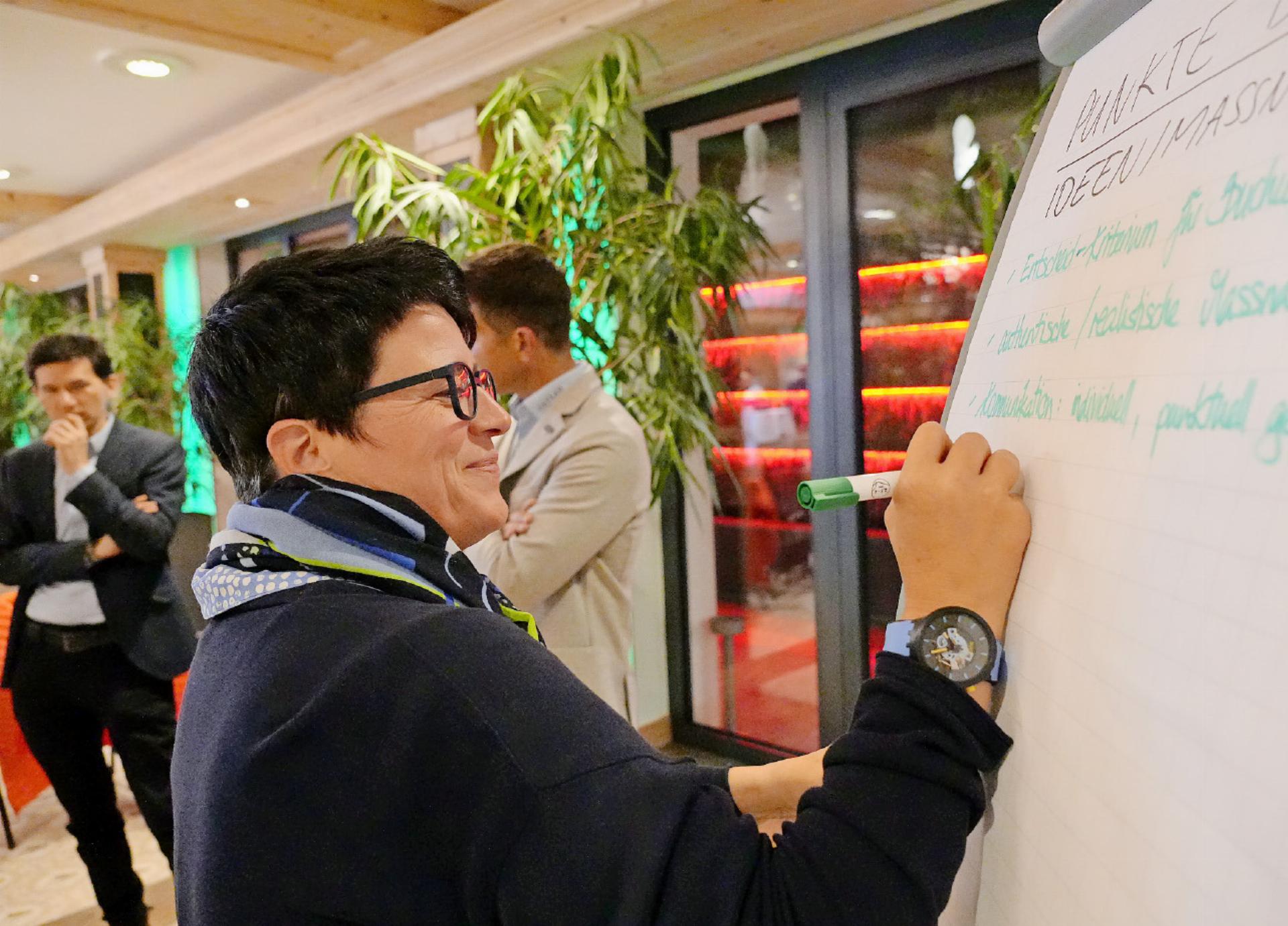 Gemeinsam am Flipchart für die Zukunft der Destination Gstaad - Das Bild wird blockiert. – Möglicherweise durch einen aktiven Adblocker.