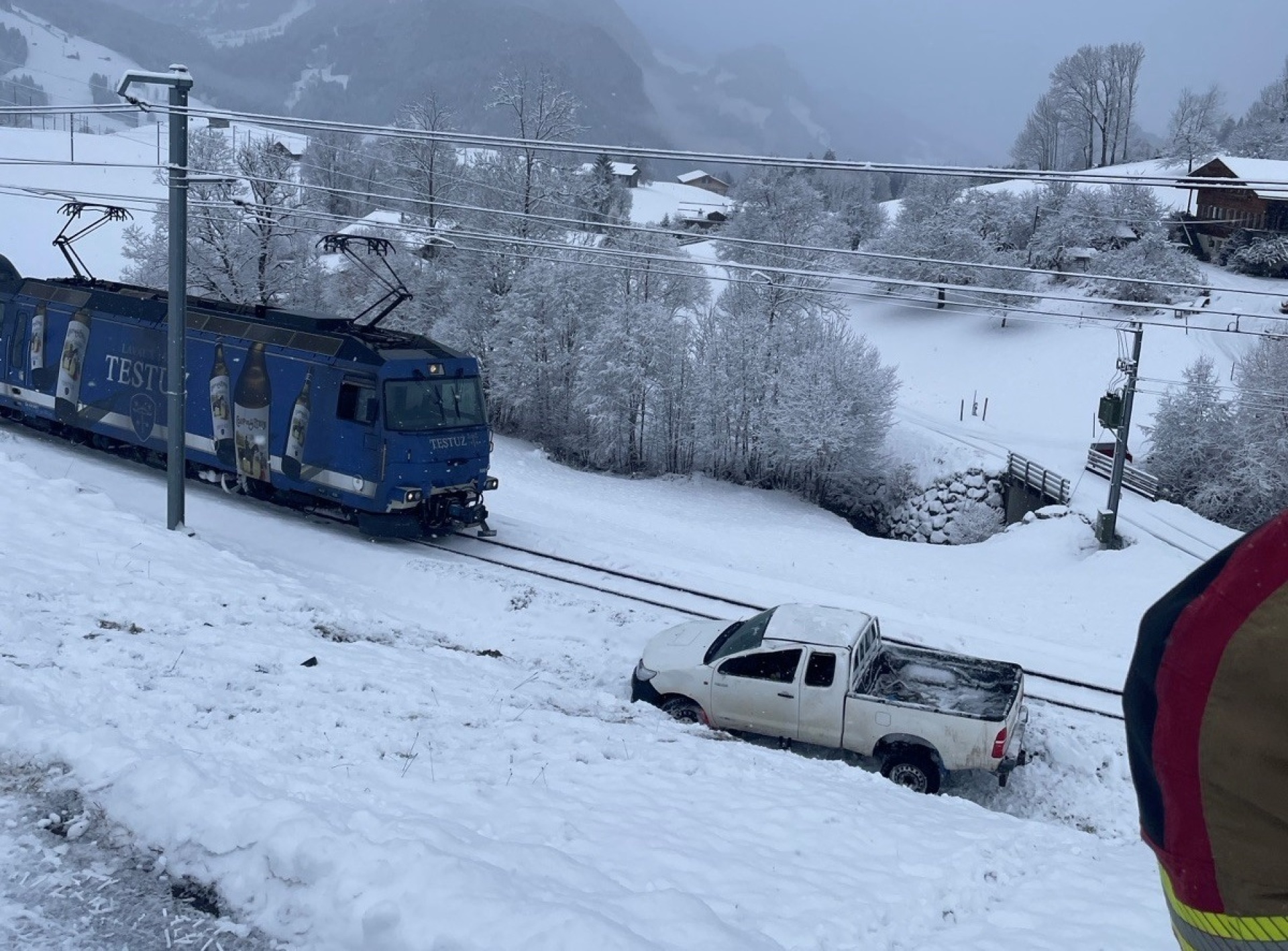 Verunfalltes Auto neben Bahngleis gelandet