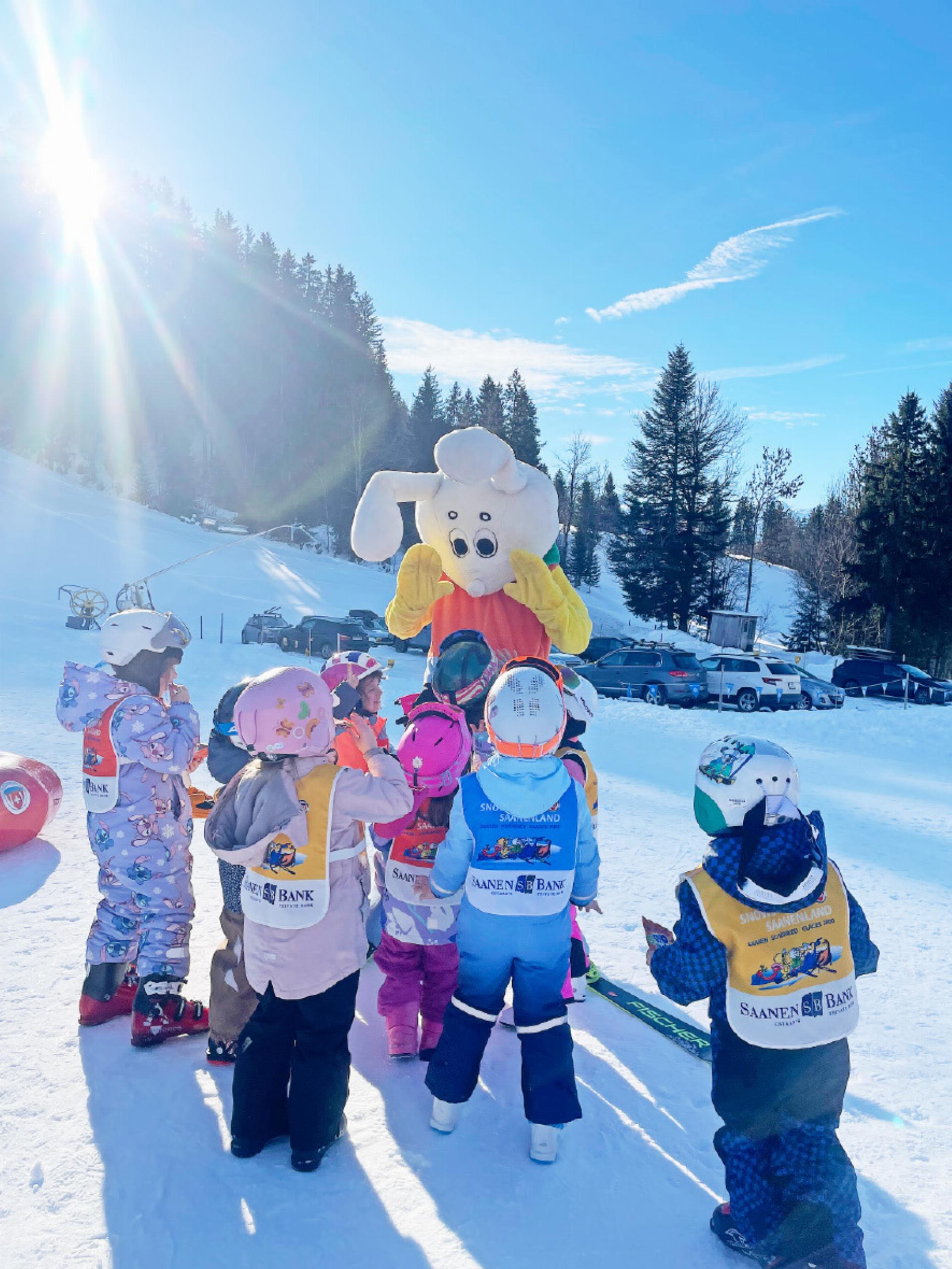 Snowli, glückliche Kinder und motivierte Skilehrer:innen - Das Bild wird blockiert. – Möglicherweise durch einen aktiven Adblocker.