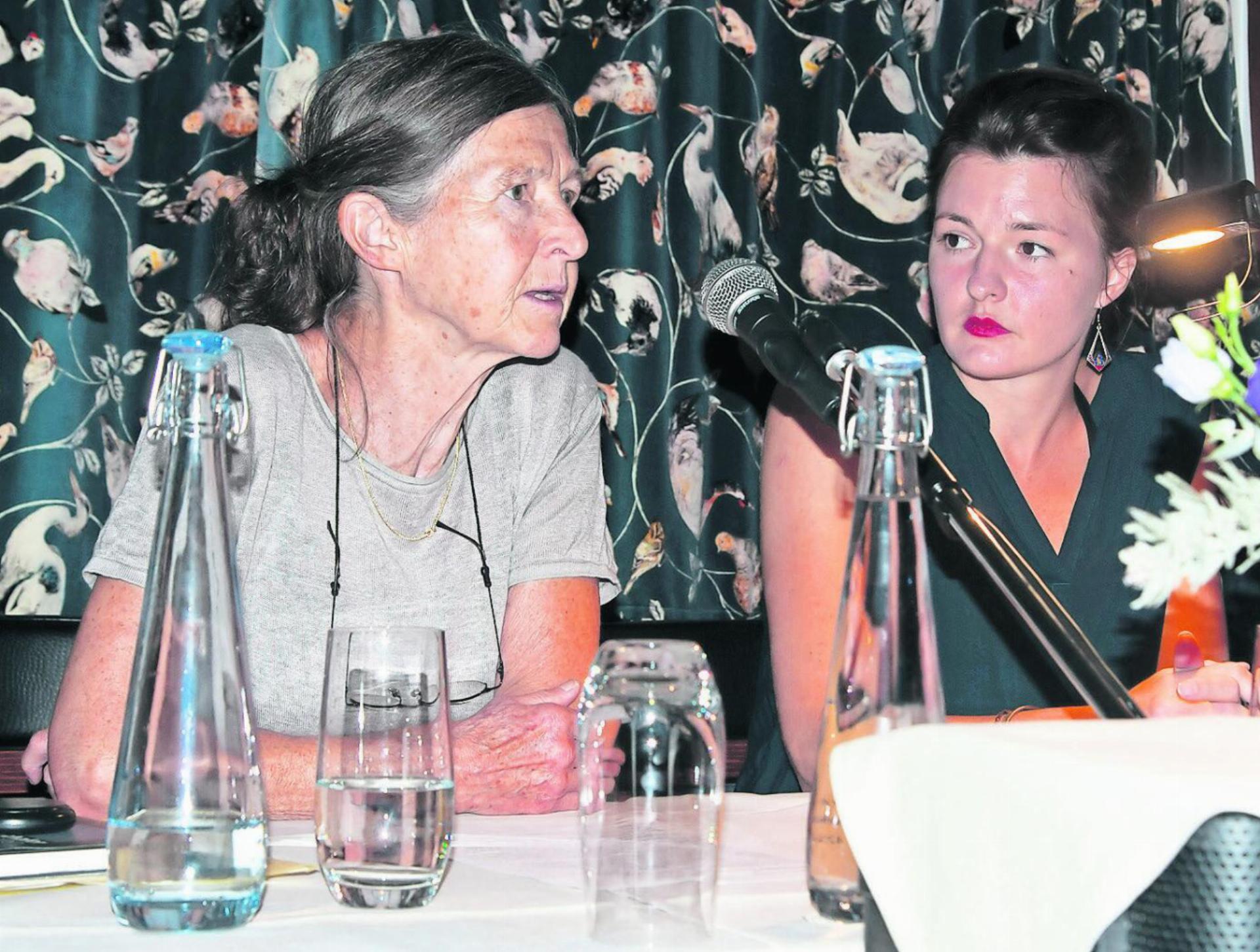 Liliane Studer (links) 2019 bei der Lesung von Laura Freudenthaler (rechts), die im Le Grand Bellevue Gstaad stattfand. FOTO: KEREM MAURER