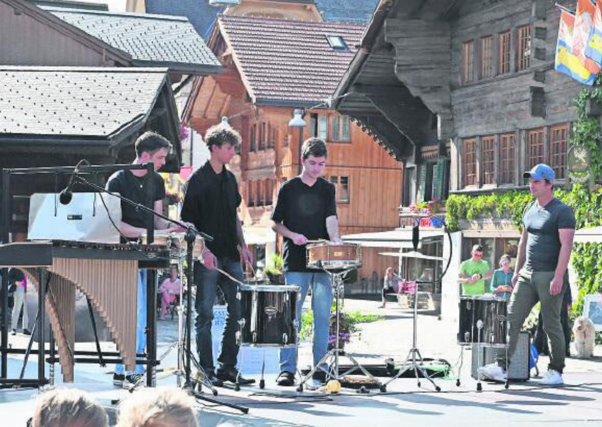 Das Schlagzeugensemble der Musikschule Basel sorgte für den Grundschlag. Unterstützt wurde es durch Alex Wäber, der das gesamte Musik- und Tanzprojekt leitete.