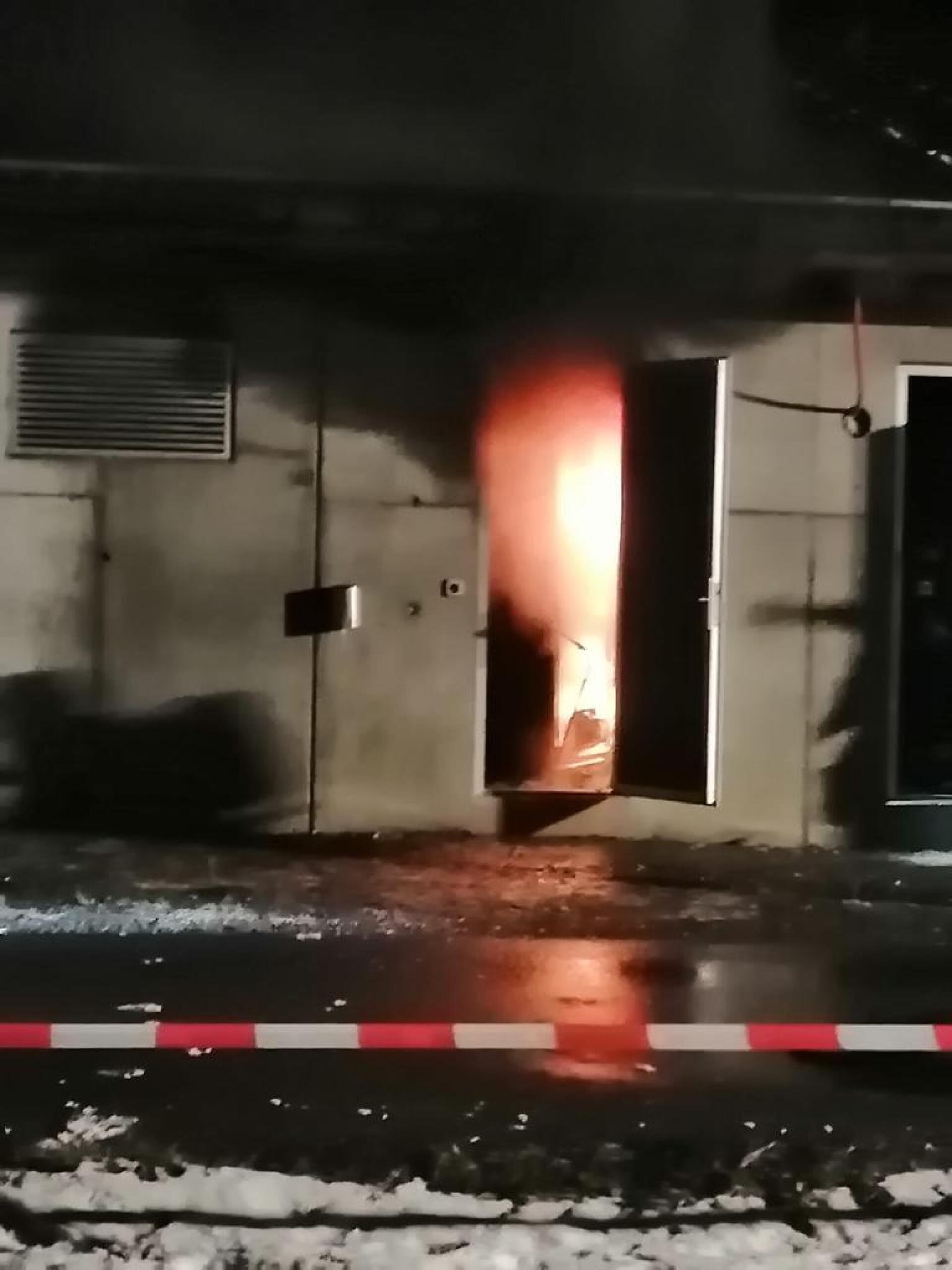 Das Feuer wütet: In der Pumpstation Gwatt führt es zu einem Totalschaden. Foto: BDG