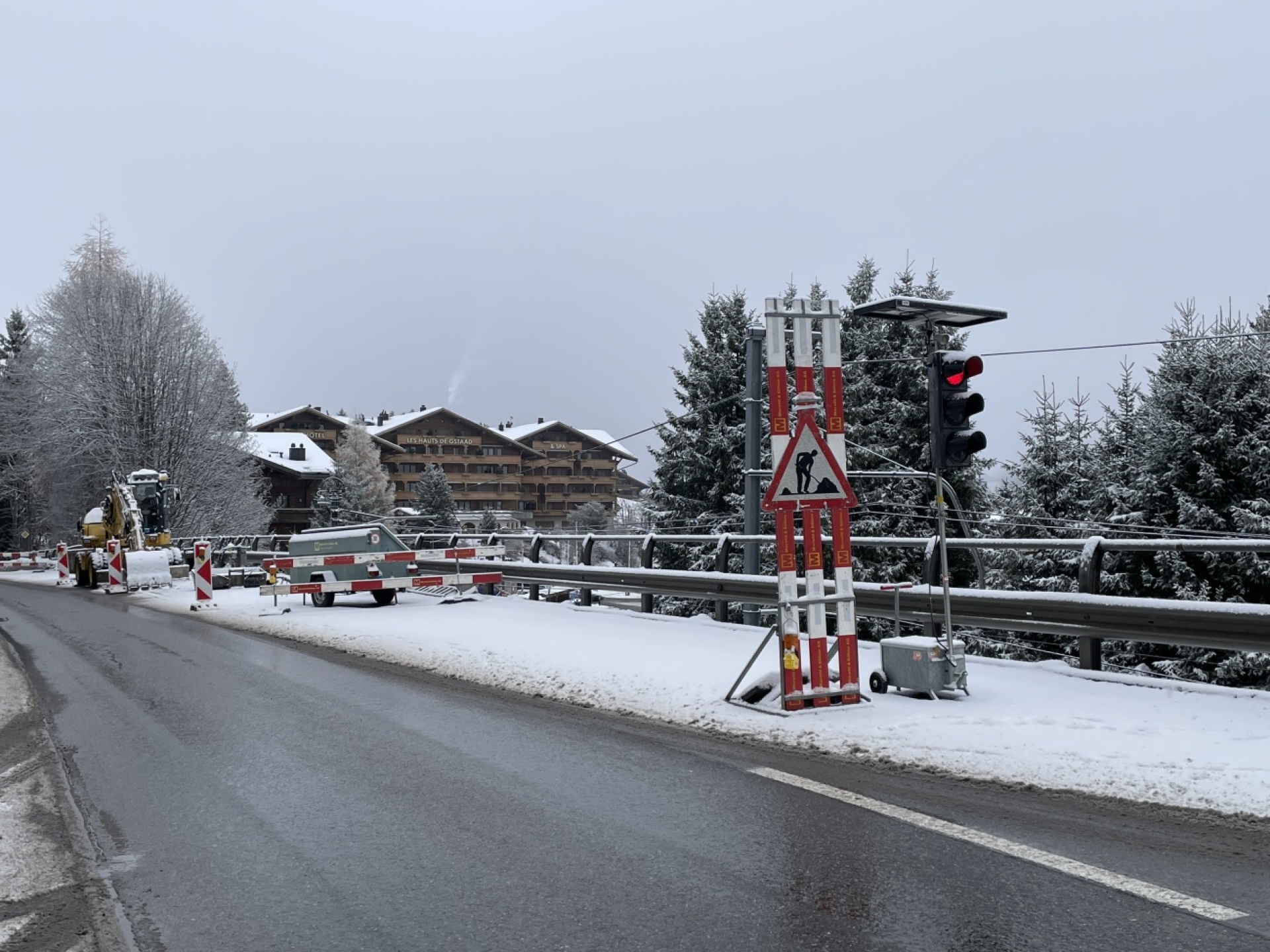 Leitungsbruch führt zu Strassensperre in Saanenmöser - Das Bild wird blockiert. – Möglicherweise durch einen aktiven Adblocker.