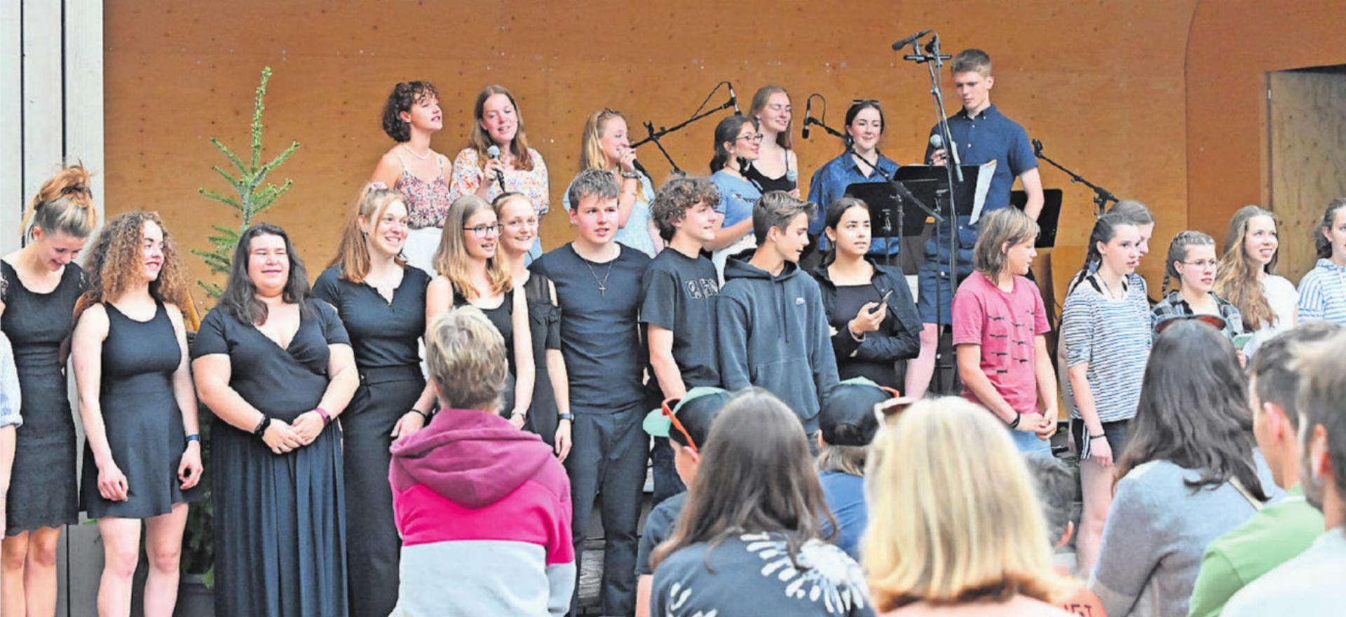 Alle Sängerinnen und Sänger der Musikklassen des Gymnasiums Interlaken, Abteilung Gstaad sorgten mit dem legendären Lied «Louenesee» für einen fulminanten Schlusspunkt des Promenadenkonzerts. FOTOS: JENNY STERCHI