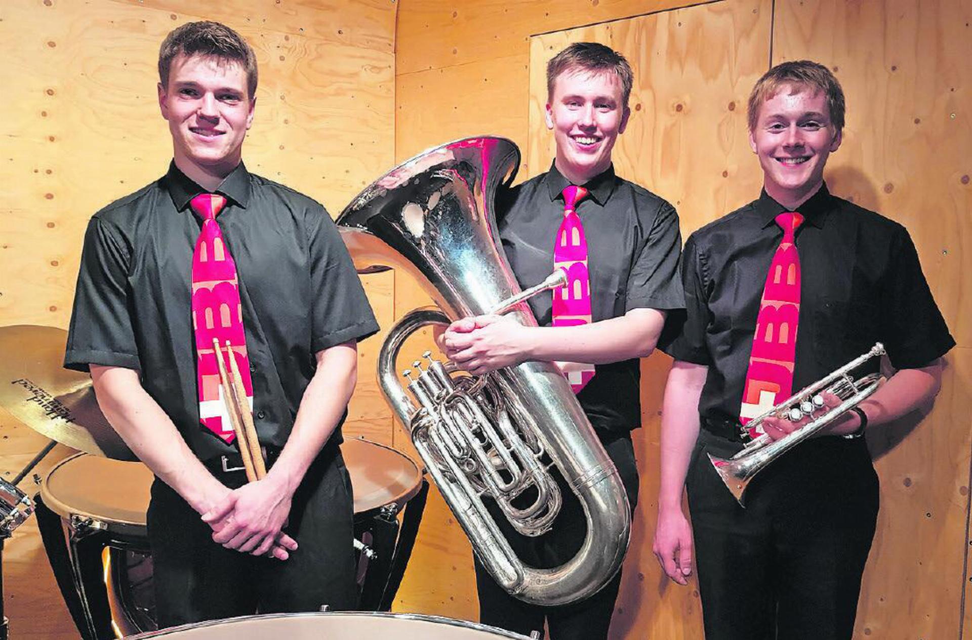 Die drei jungen Musiker, welche bei der NJBB engagiert sind: William Zahler, Sascha Gyger und Lionel von Grünigen. FOTO: LÉONIE MÜLLER