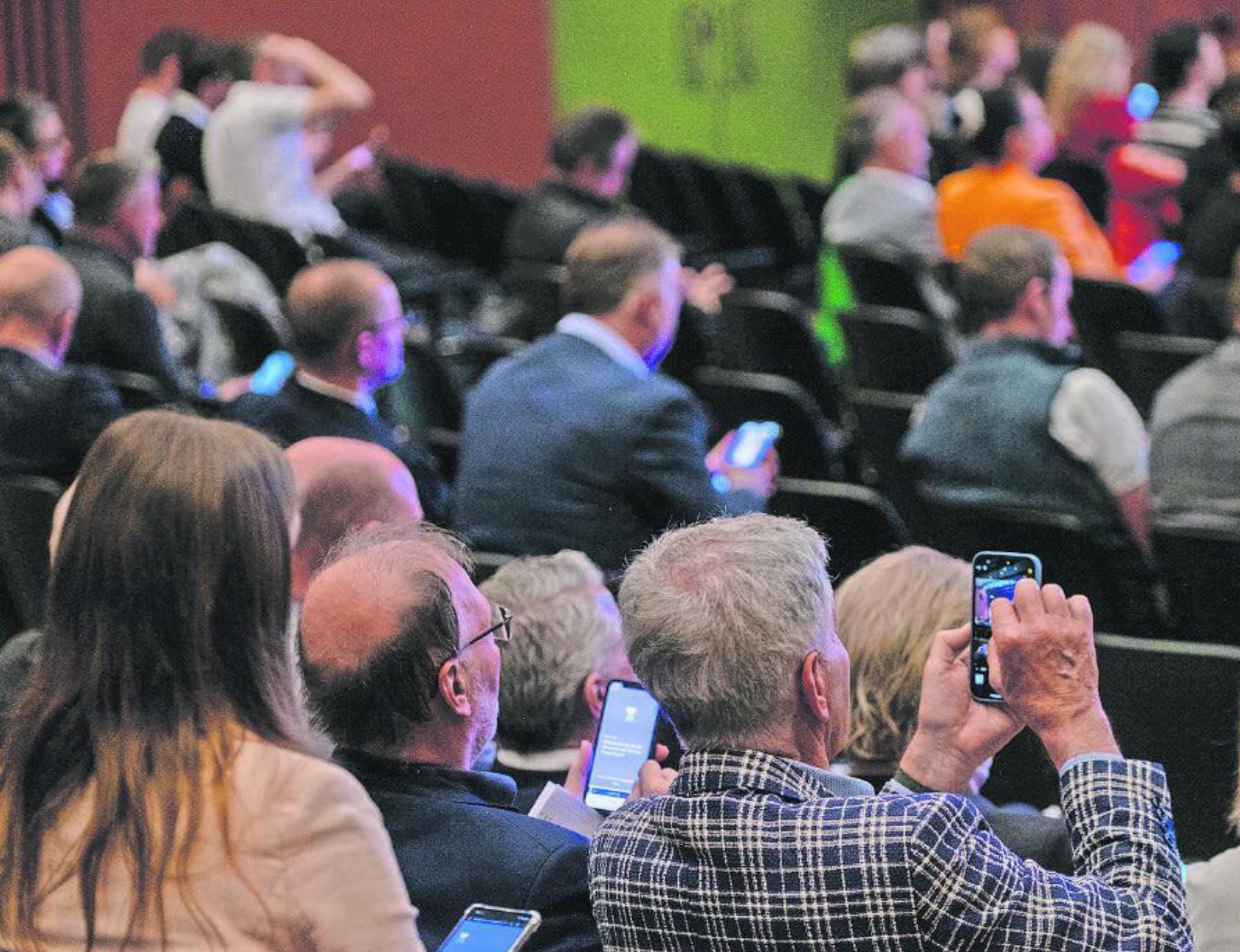 Auch das Publikum am Tourismusforum Berner Oberland 2024 ist digital unterwegs.