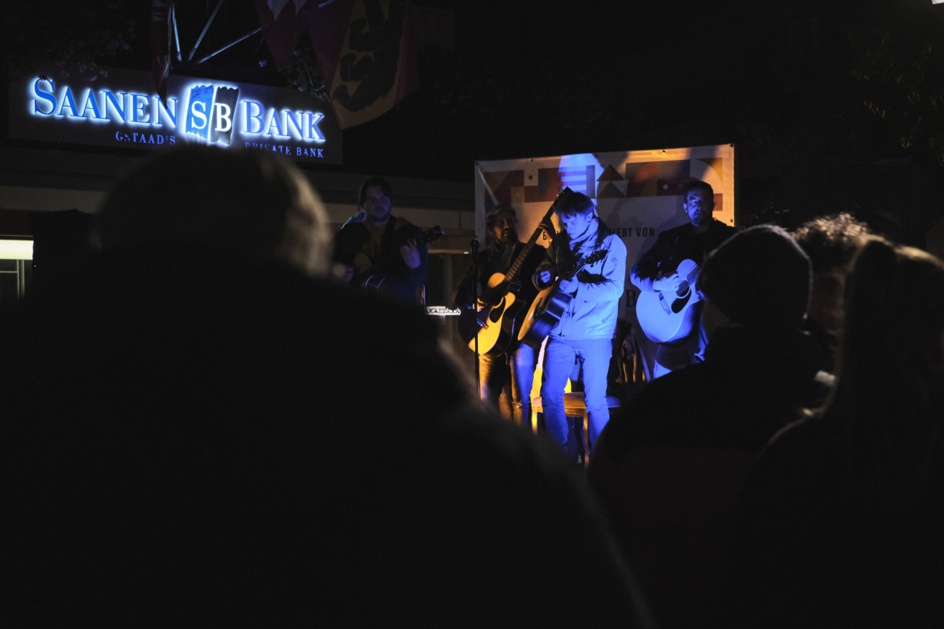 Nightlive: Auftritt der einheimischen Band «SchoccoRocco» im abendlichen Gstaad.  (Foto: zvg)