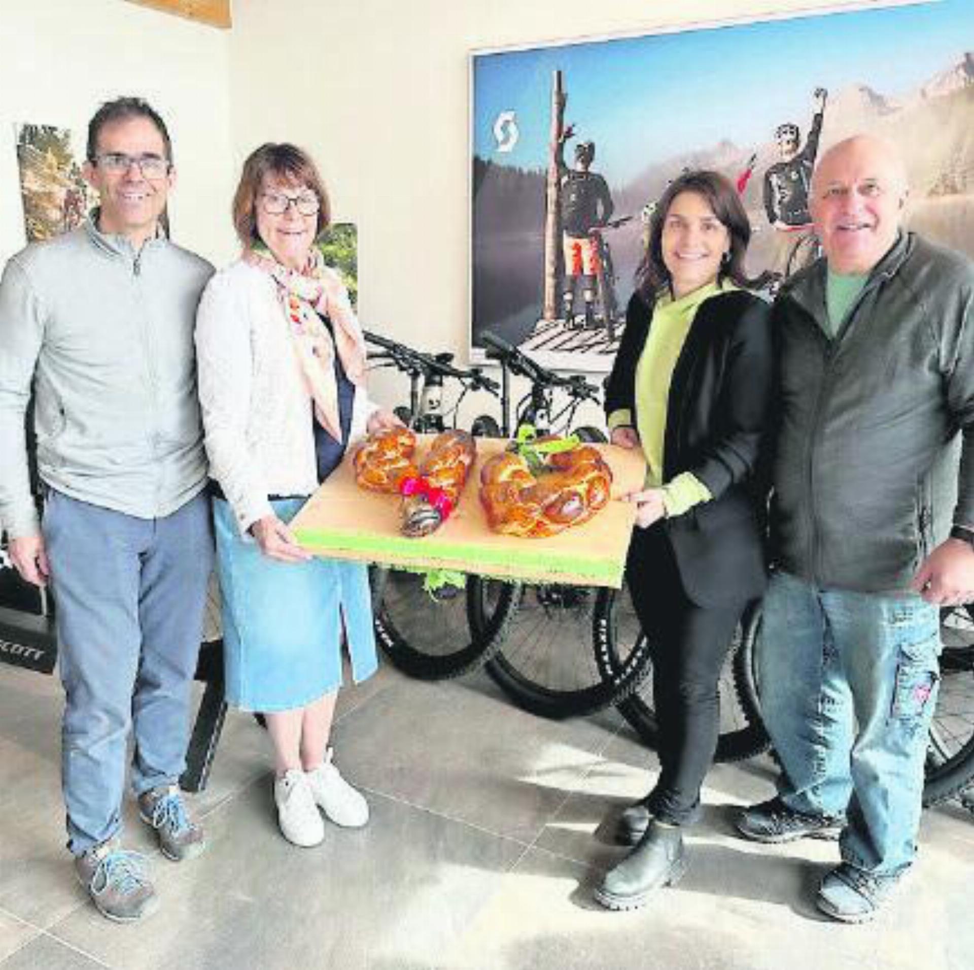 Patrick, Christiane, Miriam und Godi Griessen feiern das 40-jährige Jubiläum des Sputnik Bikeshop Zweisimmen. FOTO: ZVG