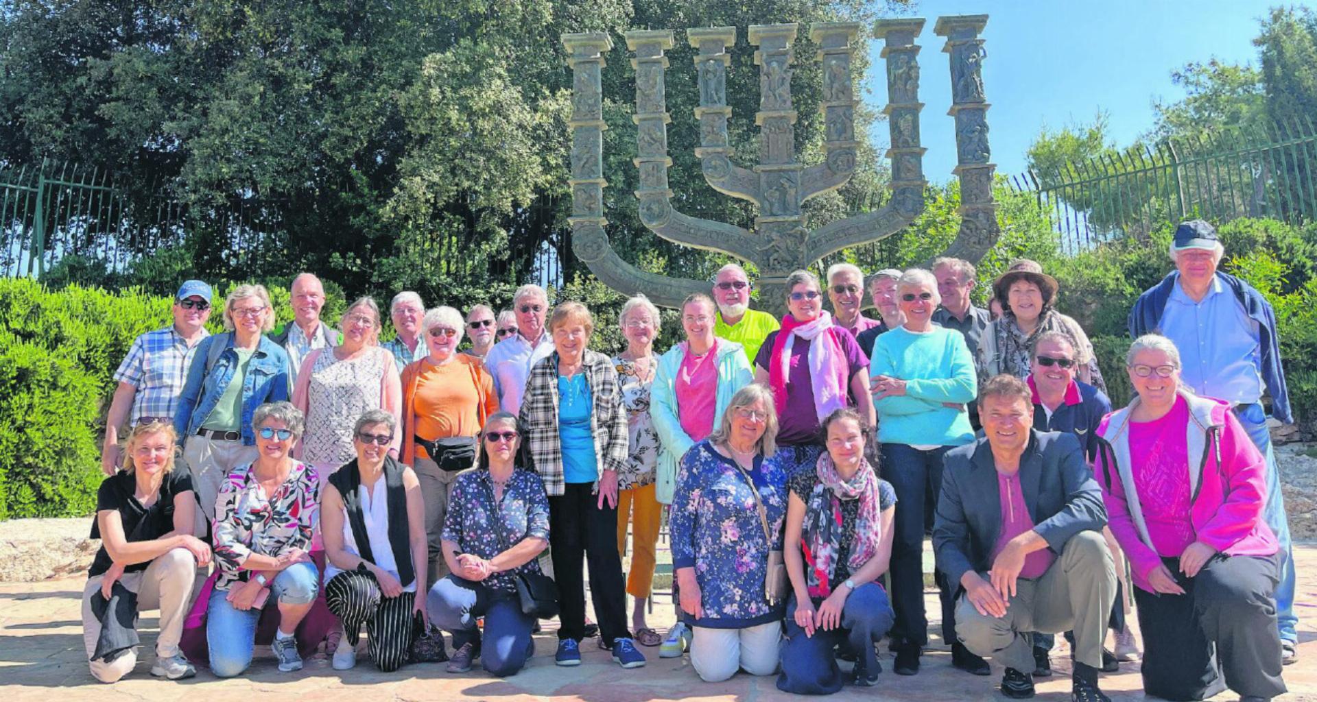 Reisegruppe vor dem Monument «Knesset-Menorah» in Jerusalem. FOTOS: URS BACH