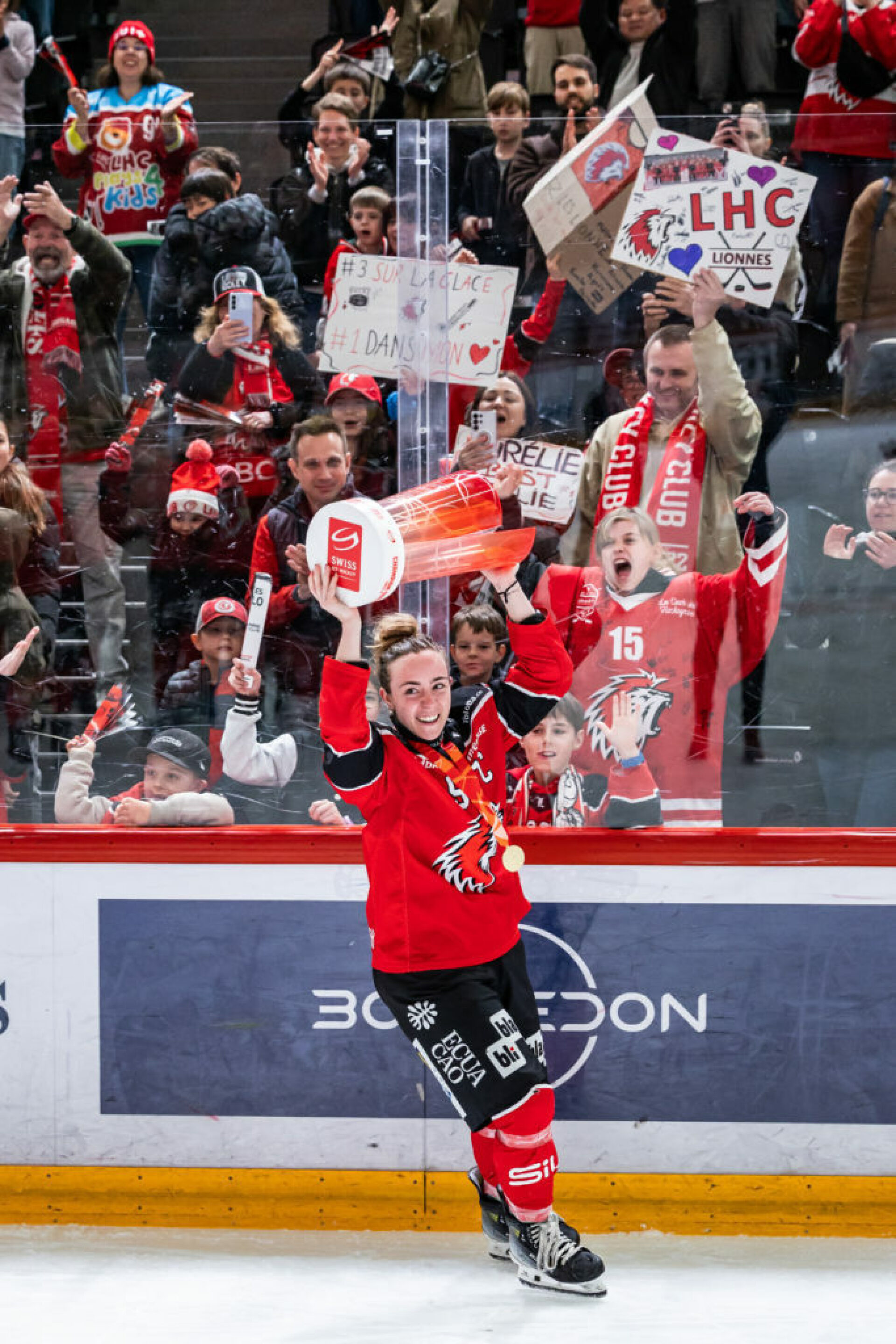 Melina Reuteler holt mit Lausanne HC Féminin den Meistertitel - Das Bild wird blockiert. – Möglicherweise durch einen aktiven Adblocker.