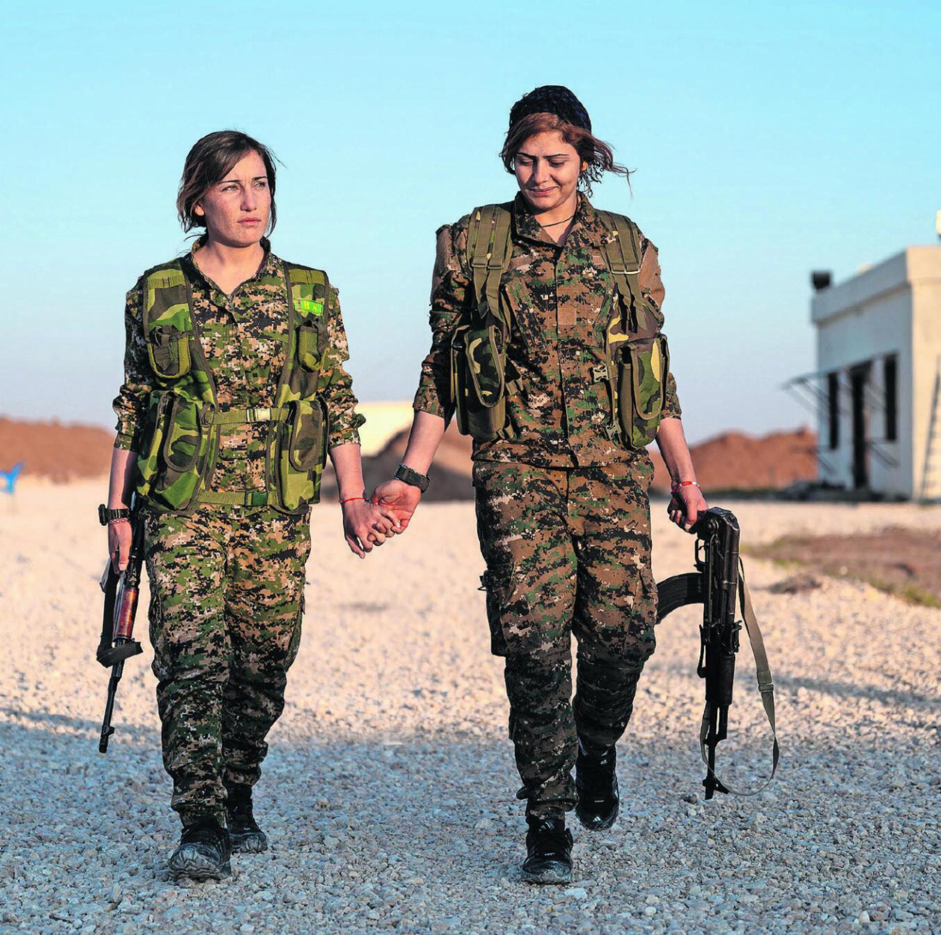 Kämpferinnen der kurdischen Frauenverteidigungseinheiten auf einem Stützpunkt im Nordosten von Syrien, 2019. FOTO: ALEX KÜHNI