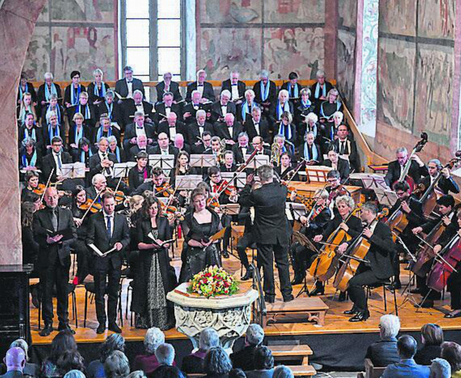 Chor und Orchester füllen die Bühne der Mauritiuskirche in Saanen – ein besonderes Erlebnis auch für die Musizierenden. FOTO: PHILIPPE CHEVALIER