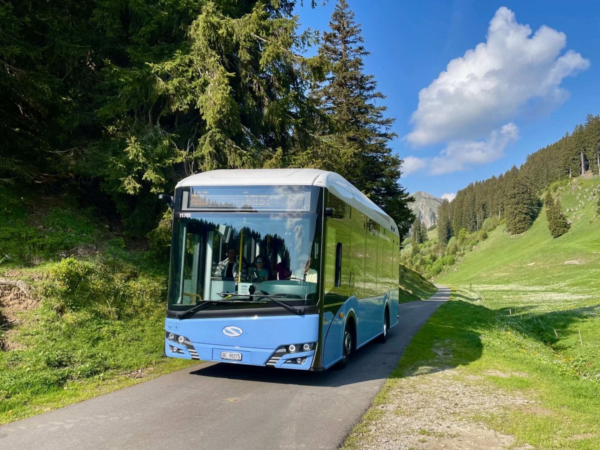 «Schlumpfine» – wie das blaue Postauto liebevoll genannt wird – erfreut Touristen und Touristiker gleichermassen. (Foto: AvS)