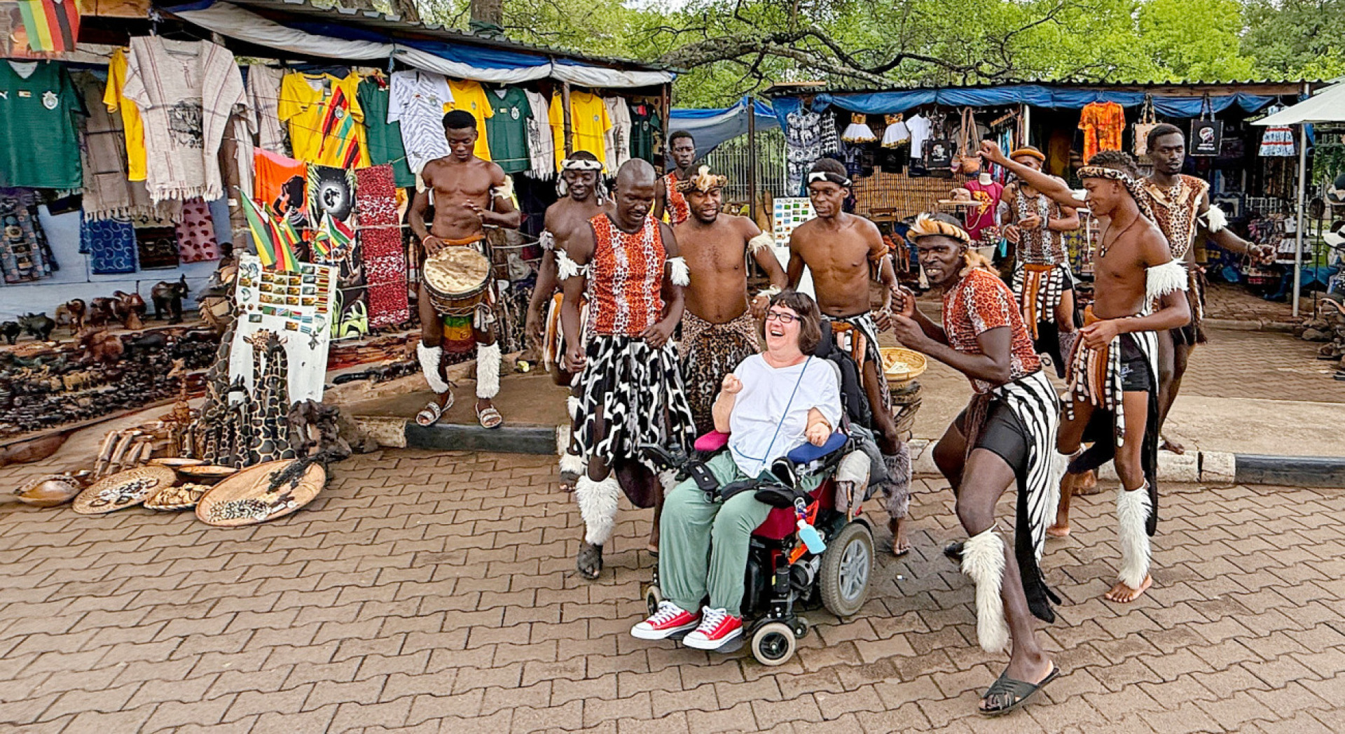 Im Rollstuhl durch die afrikanische Savanne - Das Bild wird blockiert. – Möglicherweise durch einen aktiven Adblocker.