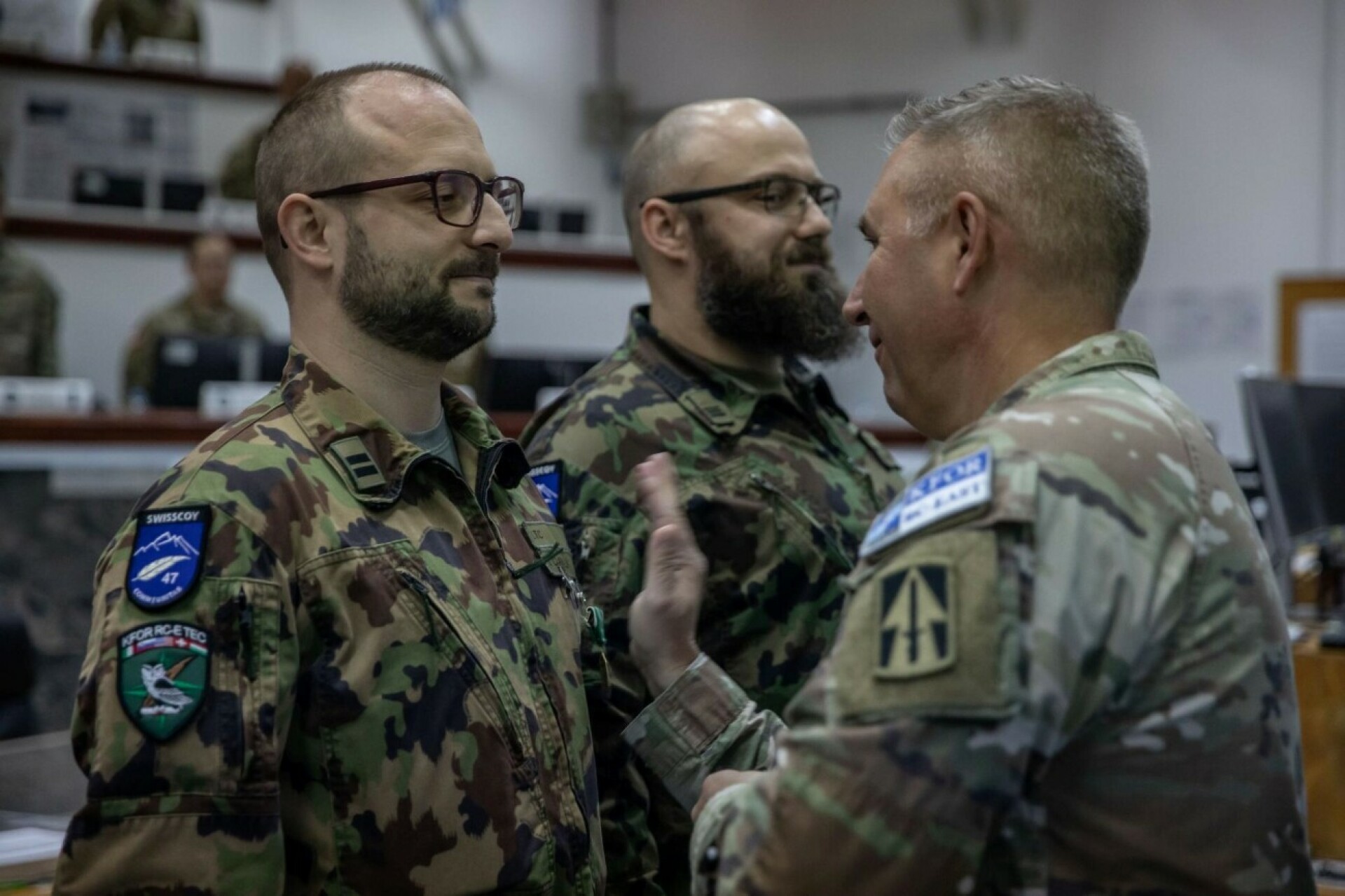 Der US-Kommandant (rechts) bedankt sich bei Major Ciarulli (links) für den geleisteten Dienst. (Fotos: zvg)