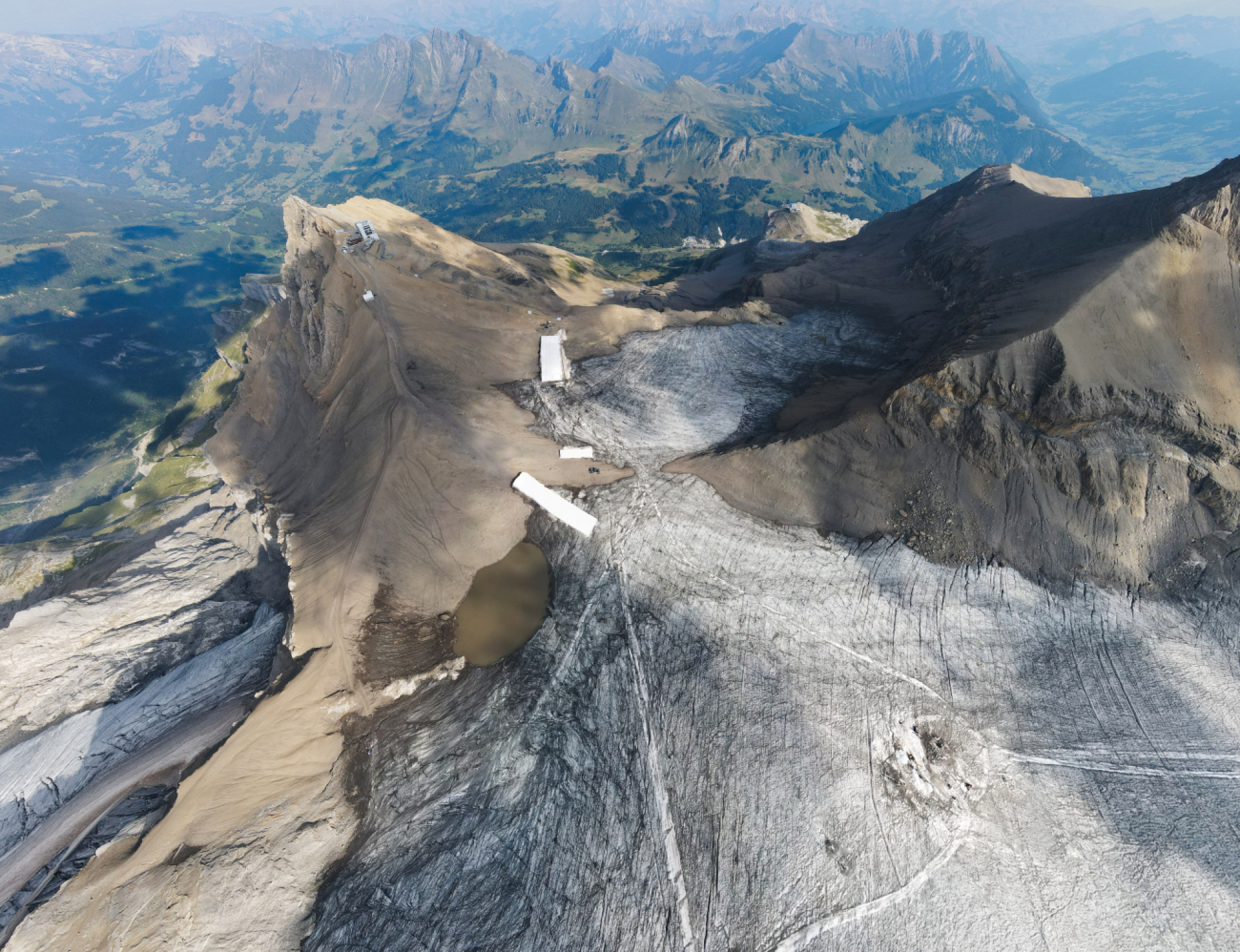 Der Klimawandel bekommt «ein Gesicht»: Das Eis verschwindet und legt 2000 Jahre lang bedecktes Gestein frei.   (Fotos: Glacier 3000)