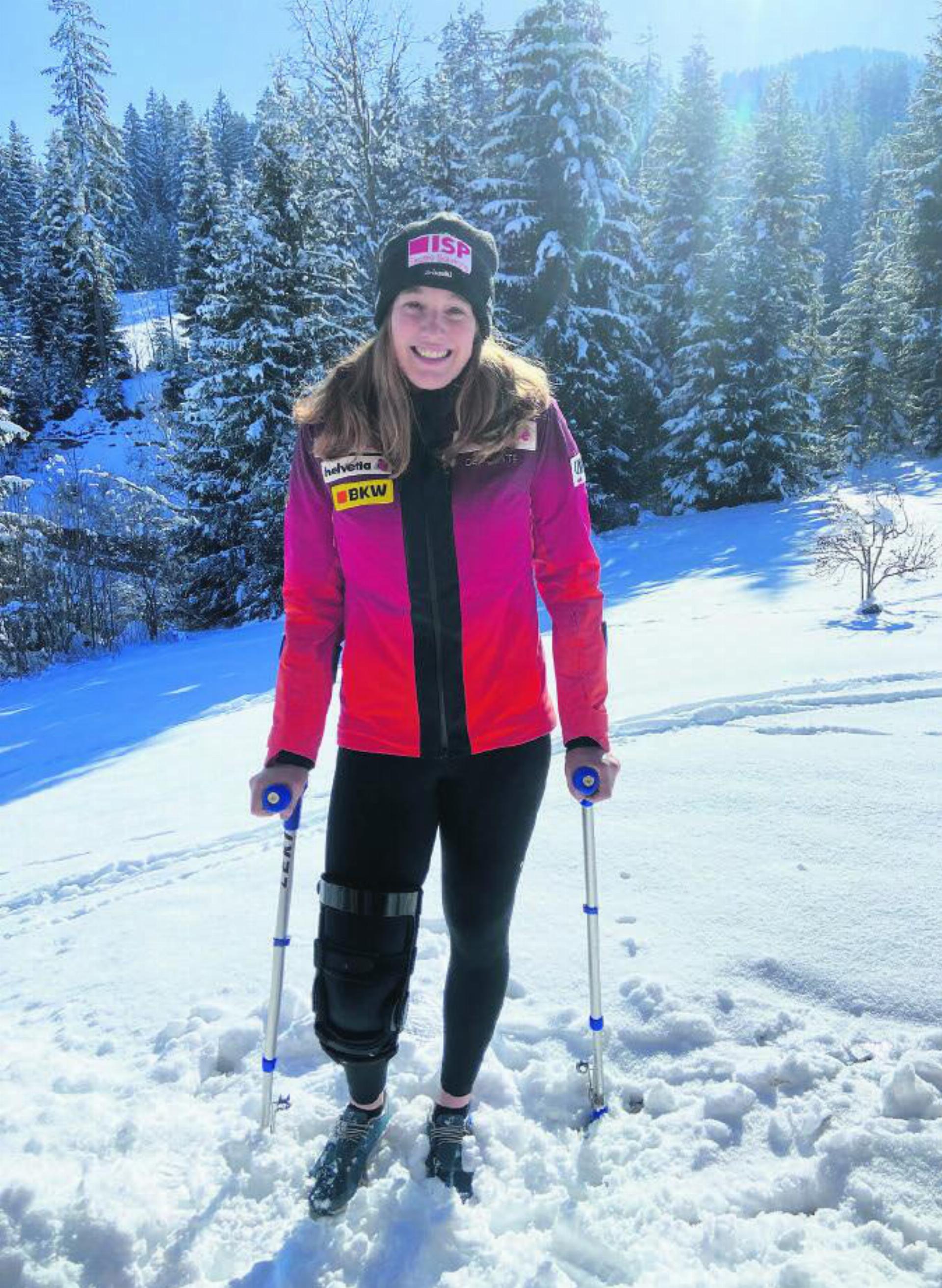 Im Moment Krücken statt Skistöcke: Chiara Lanz erholt sich daheim in Saanenmöser von ihrer Knieverletzung. Ihr Optimismus ist scheinbar unverwüstlich. FOTOS:ZVG