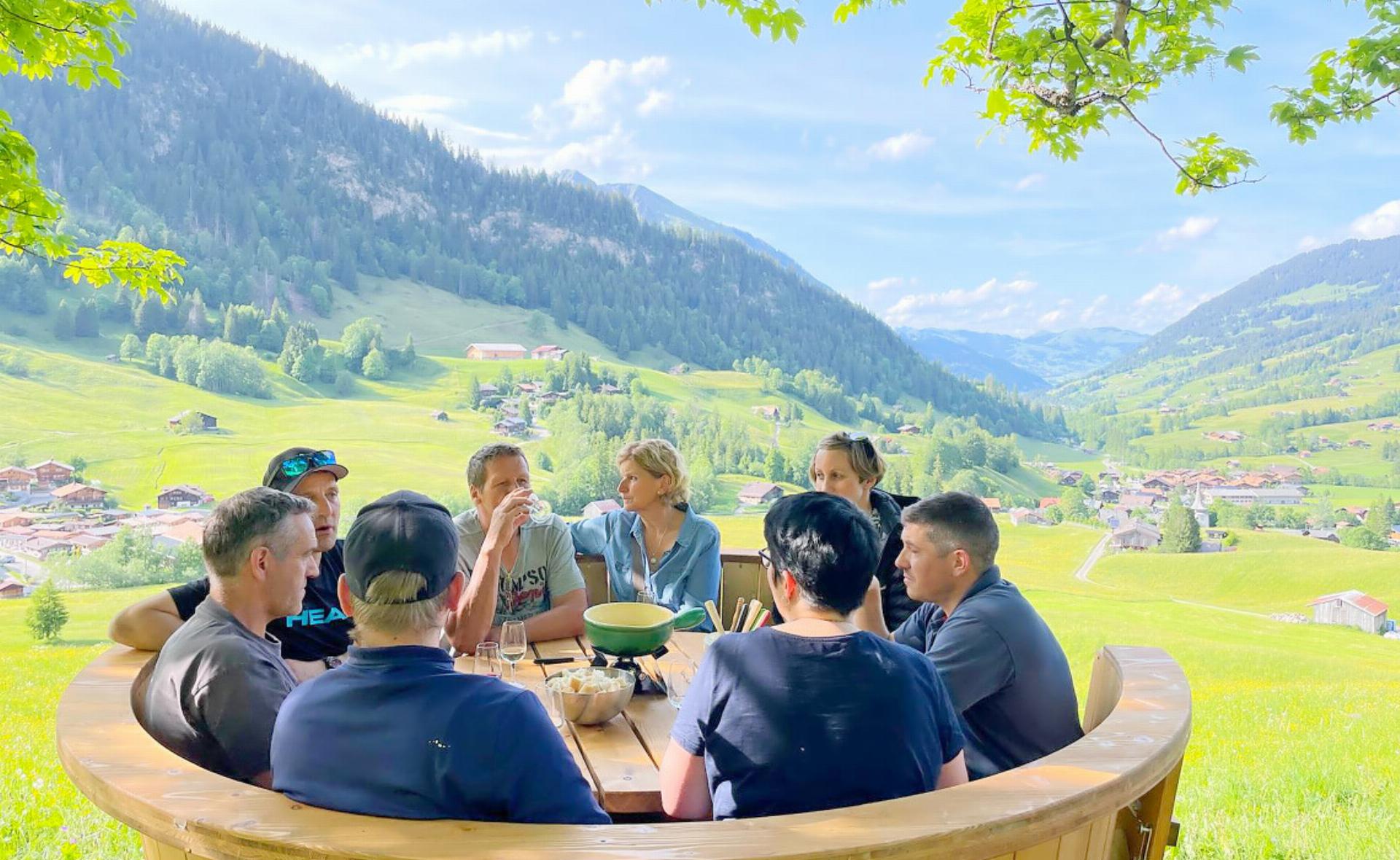 Feierliche Einweihung des XXL-Fondue-Caquelons in Gsteig