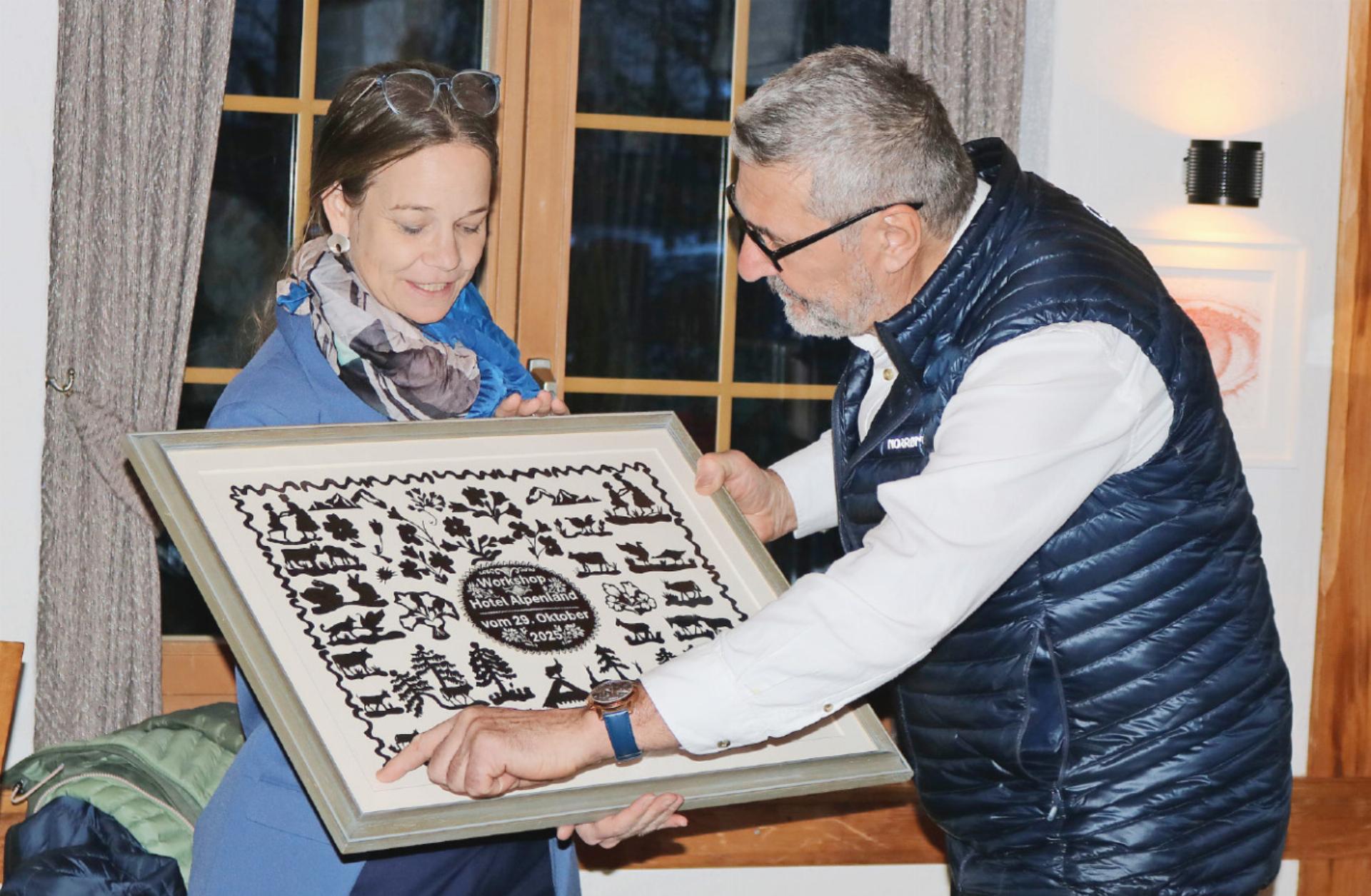 Ausstellung zum 40-Jahr-Jubiläum von Scherenschnitt Schweiz - Das Bild wird blockiert. – Möglicherweise durch einen aktiven Adblocker.