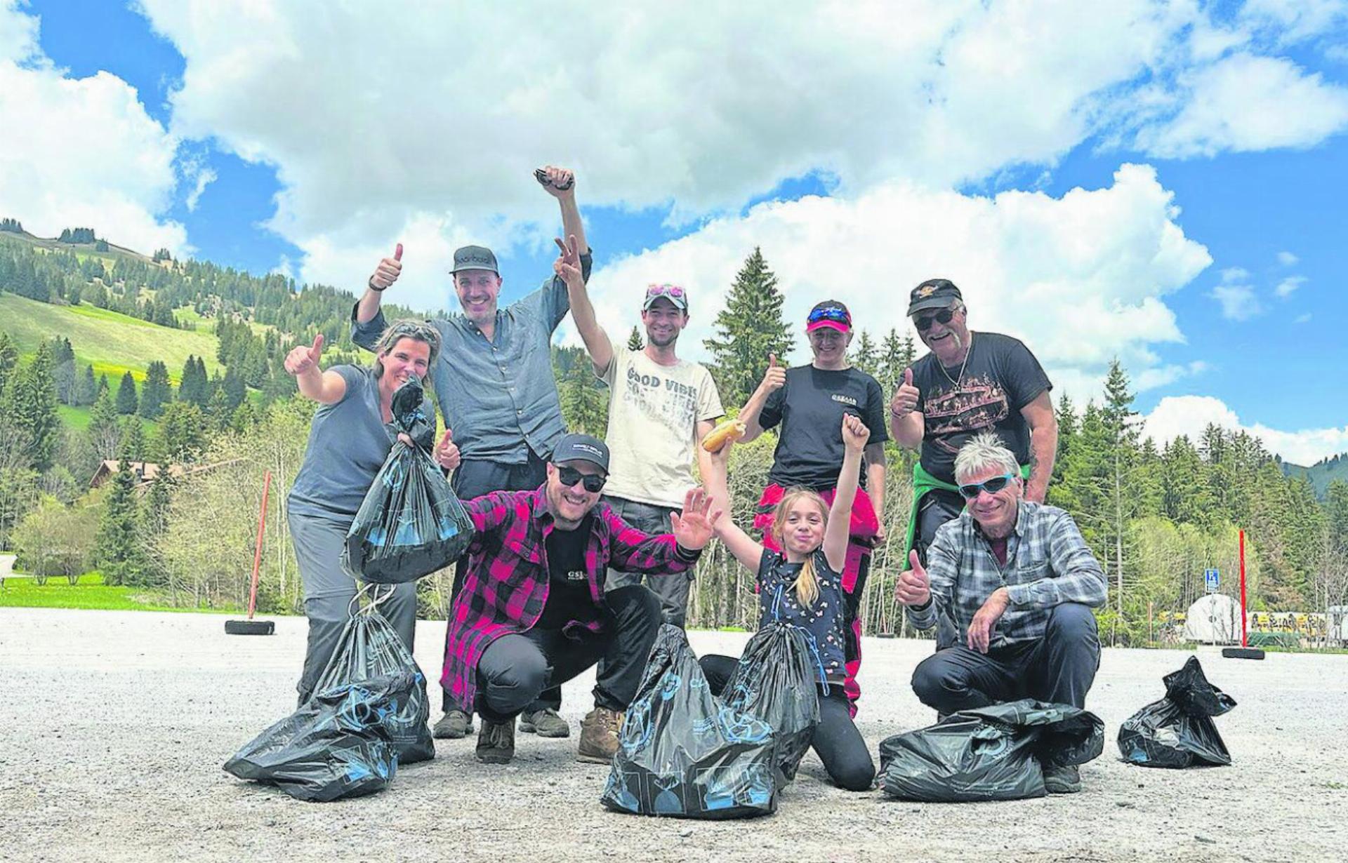Stolze und erfreute Gesichter bei den Teilnehmenden am diesjährigen Pisten-Clean-up der Klimagruppe Simme-Saane. FOTO: ZVG