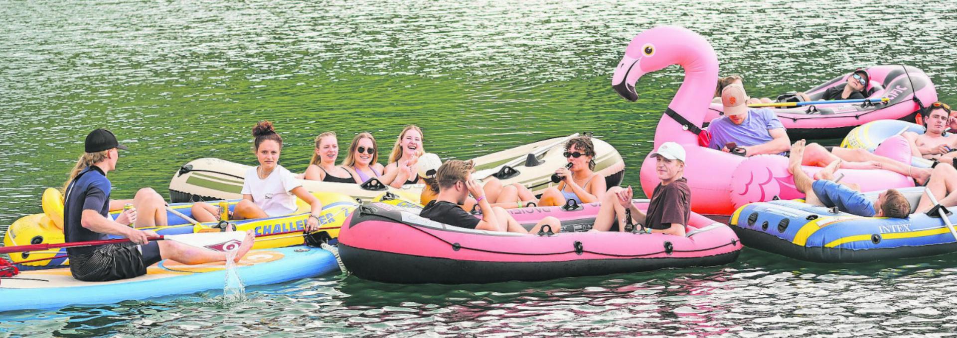 Ob Gummiboot, Stand-Up-Paddle oder aufblasbare Flamingos: Alles war erlaubt, Hauptsache es schwimmt. FOTOS: JEUNESSE SAANENLAND