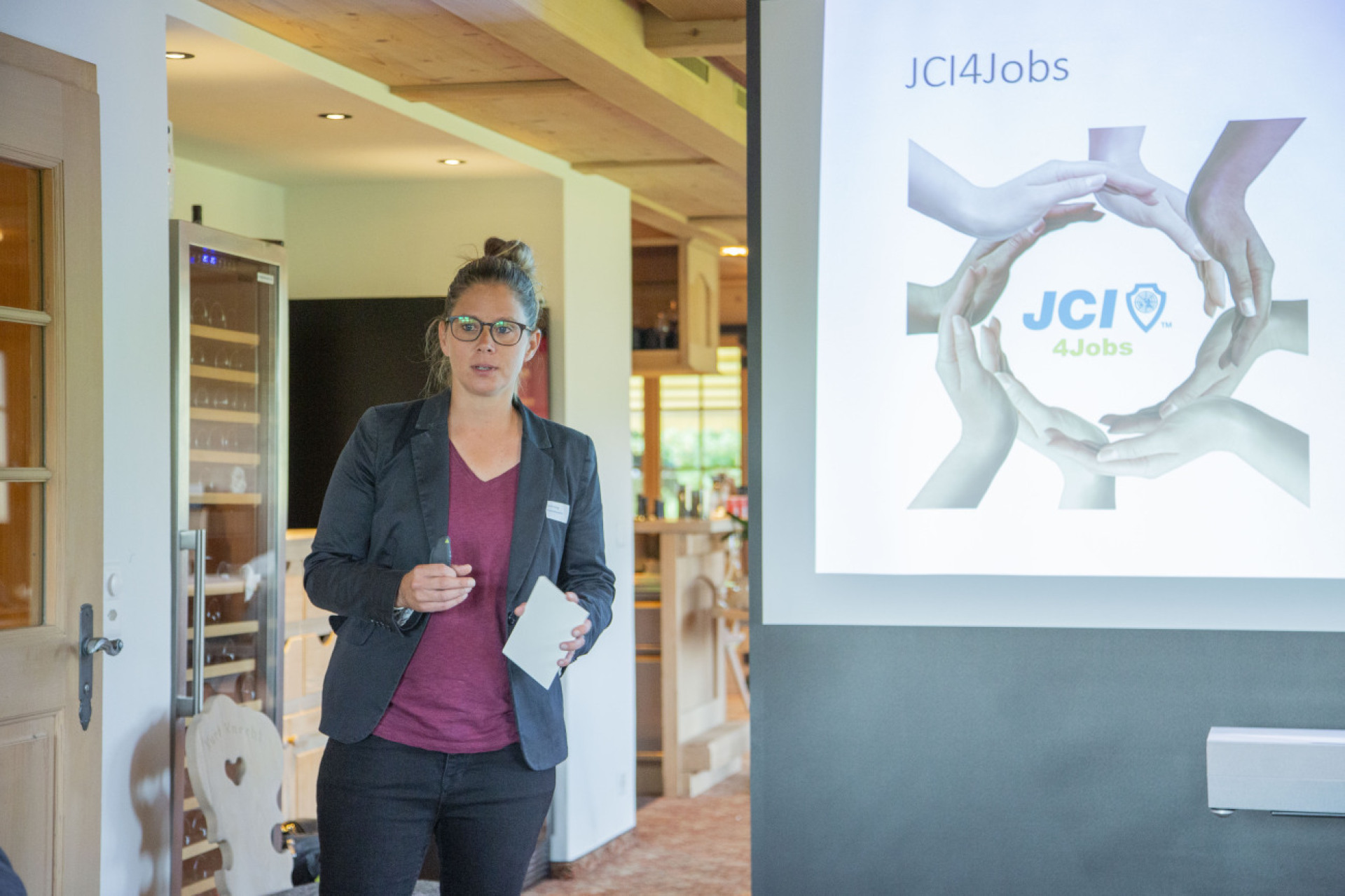 Claudia Hirsig präsentierte am Wirtschaftsbrunch ihr neuestes Projekt «JCI4Jobs». Sie ist ebenfalls Geschäftsführerin der Hirsig Getränketechnik AG. (Foto: AvS)