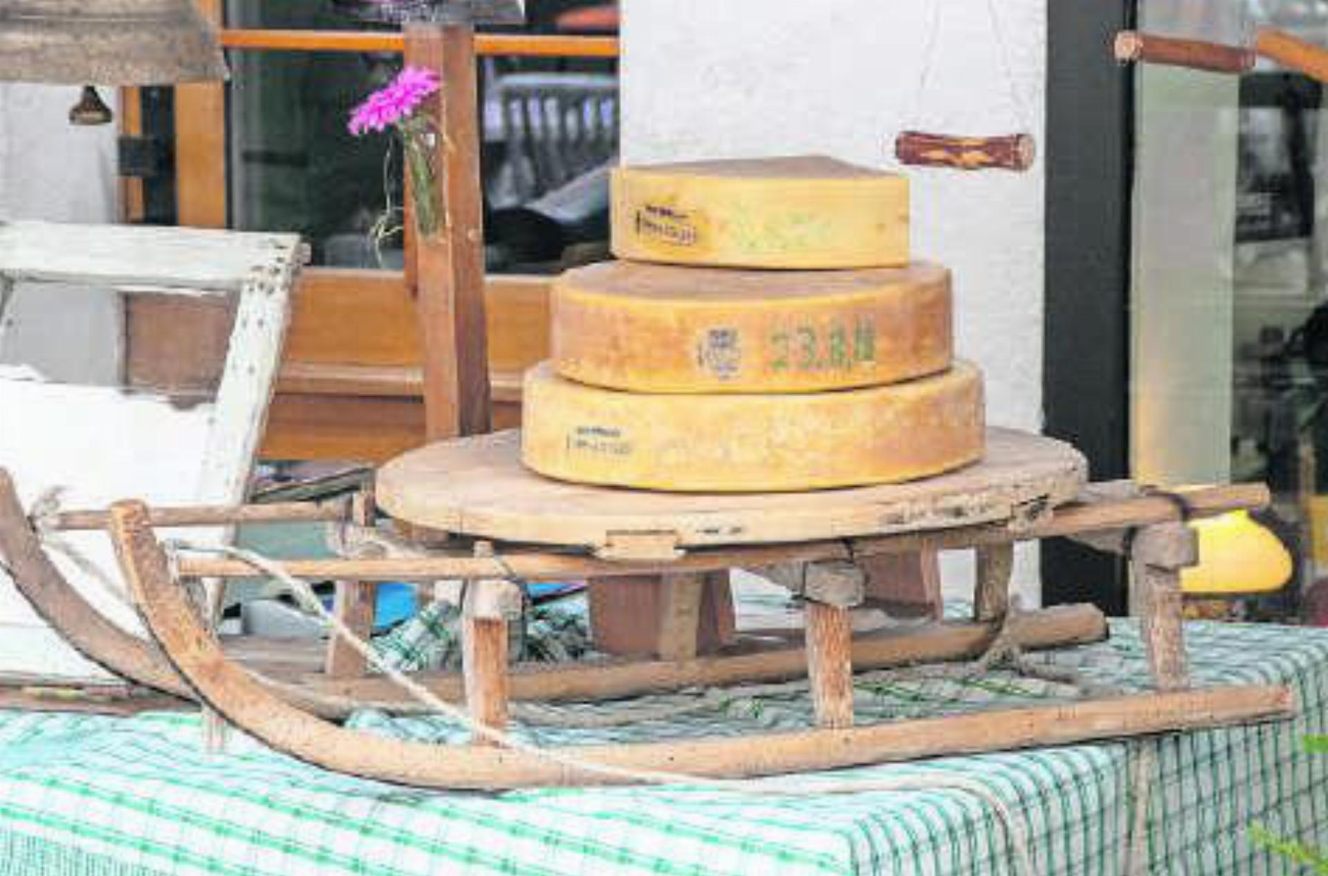 An acht Marktständen wurde Käse von den umliegenden Alpen verkauft.