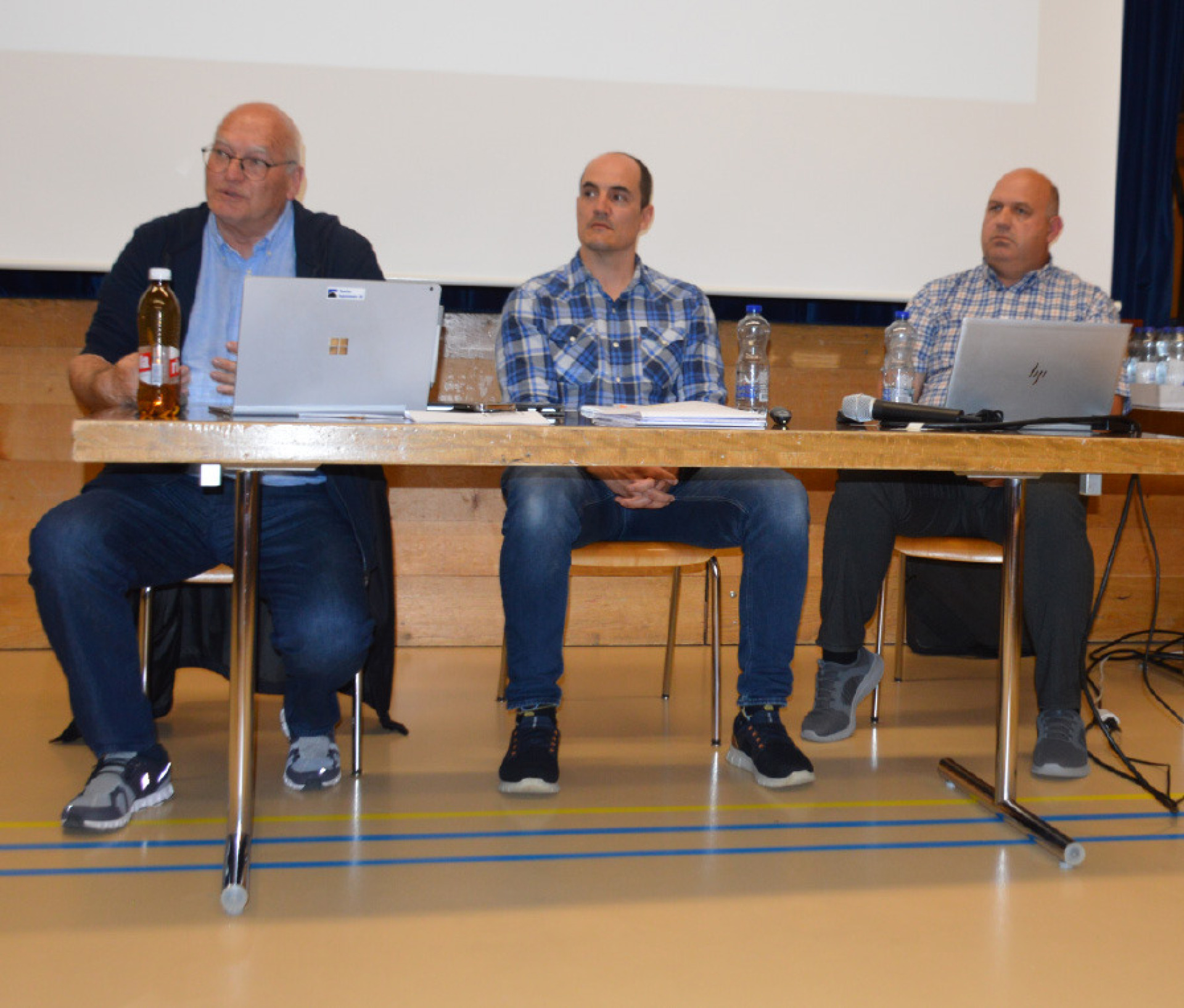 Ingenieur Thomas Gruber sowie Silvio Zingg und Patrick Manz von der BKW (von links) standen den Interessierten Rede und Antwort.