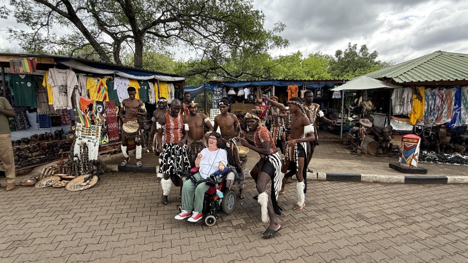 Im Rollstuhl durch die afrikanische Savanne - Das Bild wird blockiert. – Möglicherweise durch einen aktiven Adblocker.