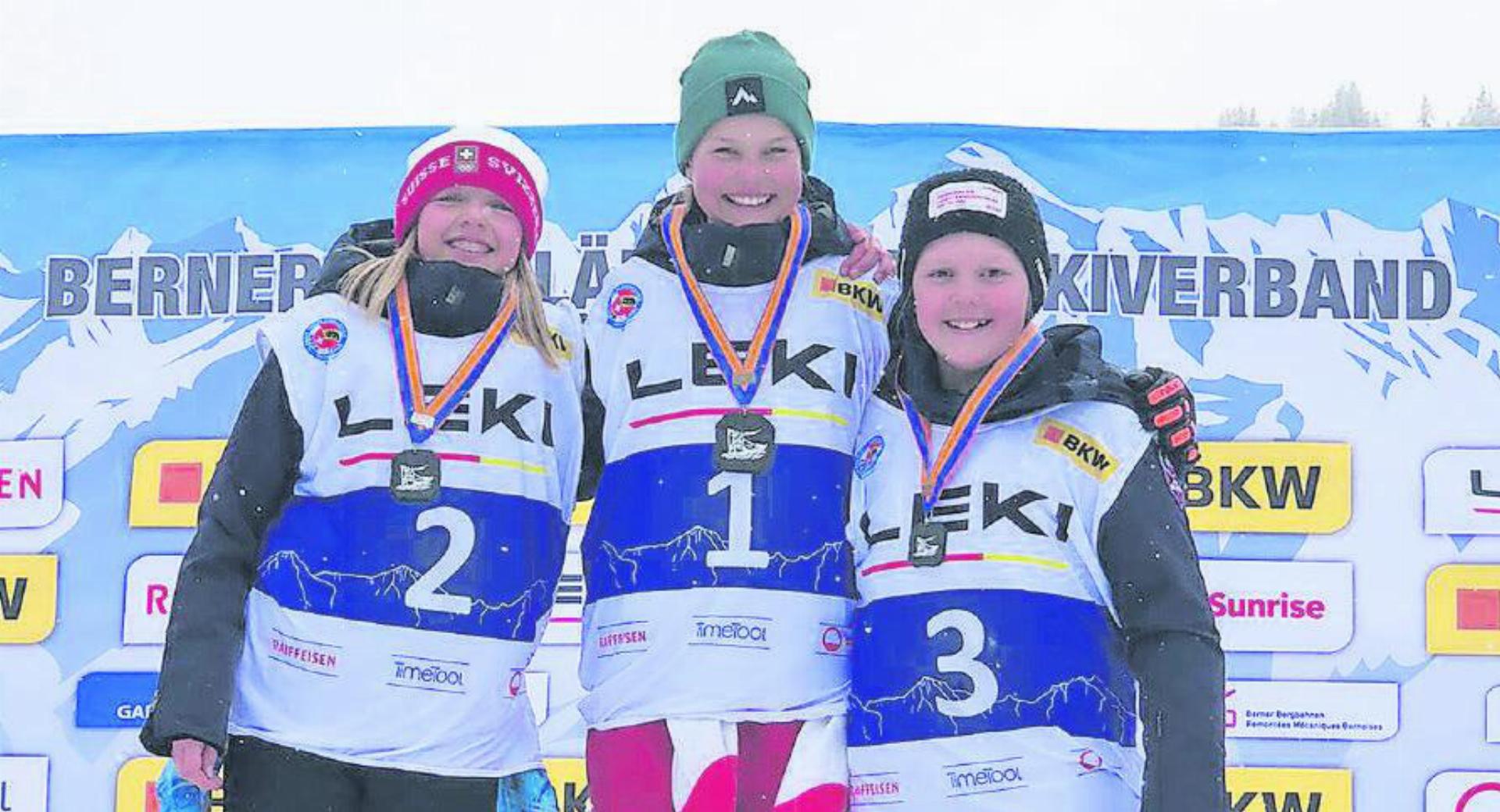 Das Saanenlandpodest der U12-Fahrerinnen: Siegerin Noemie Reichenbach, Lauenen, flankiert von der zweitplatzierten Manon Bielmann, Saanen (links), und der dritten Elina Reber aus Gstaad.