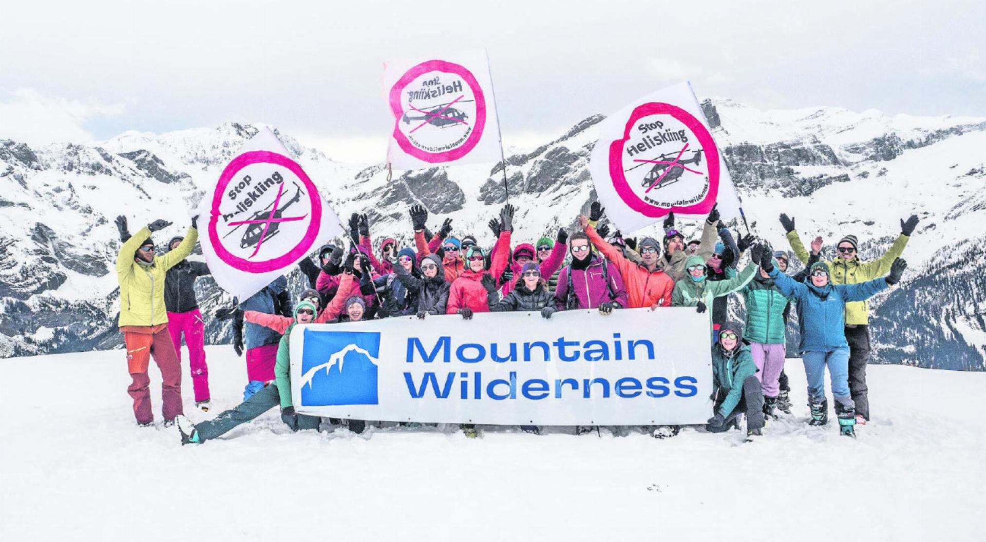 Aktivistinnen und Aktivisten der Mountain Wilderness Schweiz protestieren auf dem Walighürli gegen Heliskiingflüge. FOTO: MARTA CORRÀ