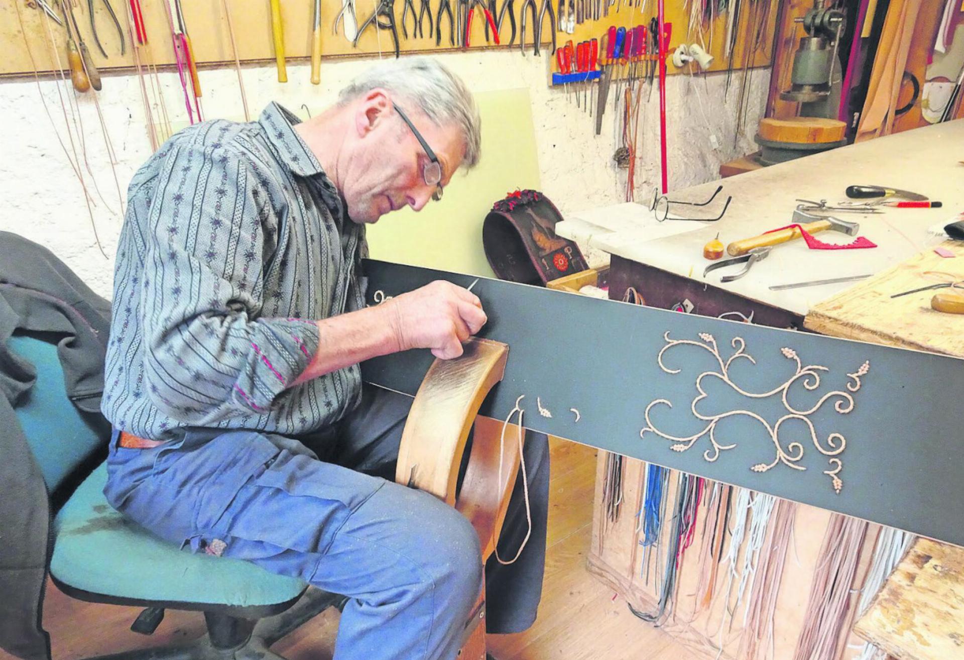 In seinem Atelier auf dem Bauernhof in Château-d’Oex verbringt der pensionierte Landwirt Gaston Rosat viele Stunden beim traditionellen Riemensticken. FOTOS: VRENI MÜLLENER