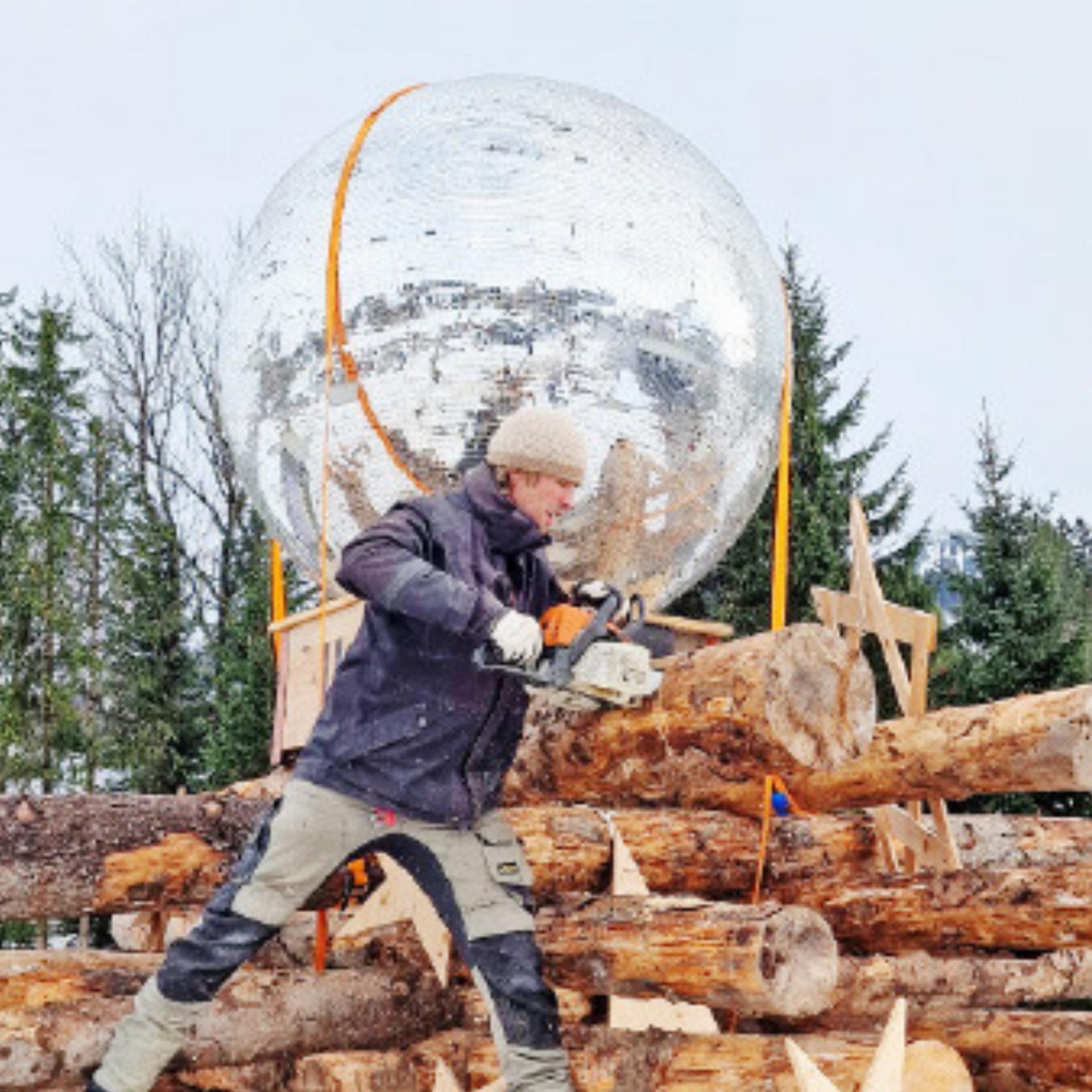 Weihnachtsbaum aus Holz und Discokugel - Das Bild wird blockiert. – Möglicherweise durch einen aktiven Adblocker.