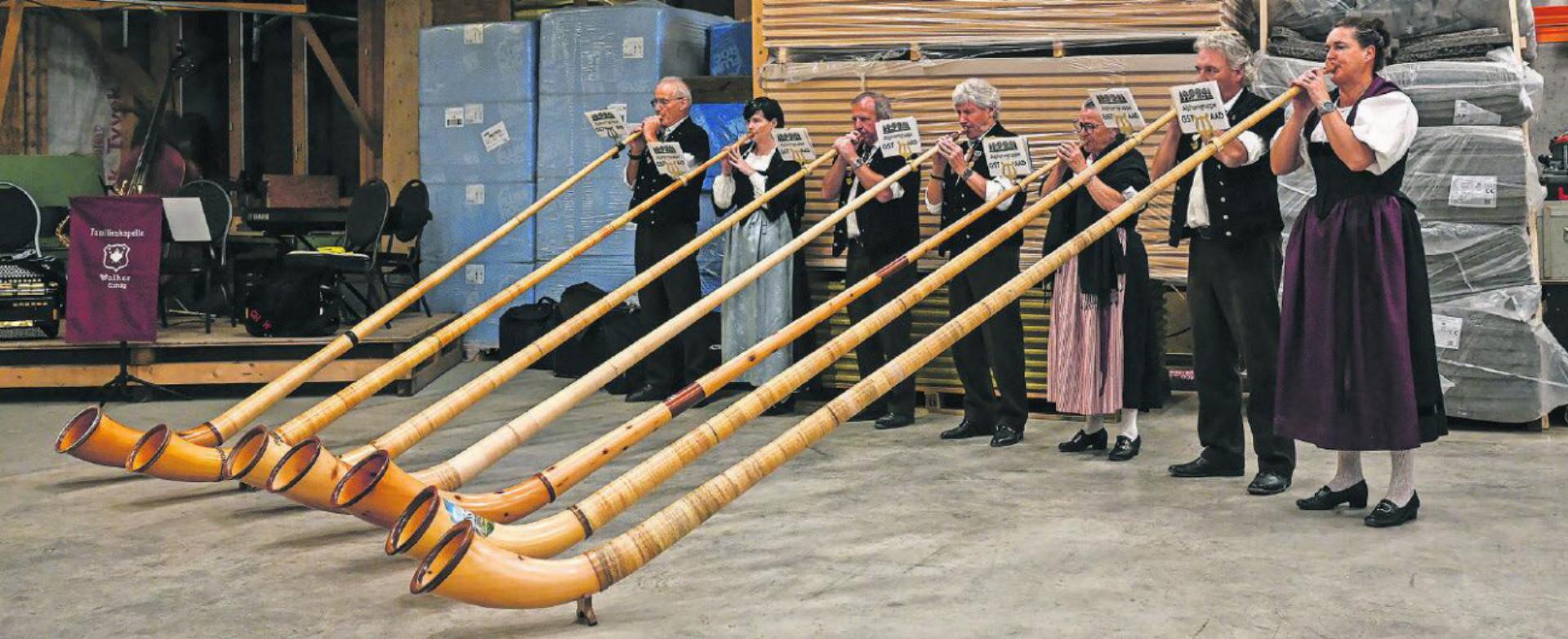 Die Alphorngruppe Gstaad bei ihrem Auftritt in den Hallen der Arnold Reuteler Holzbau AG. FOTOS: PHILIPPE CHEVALIER