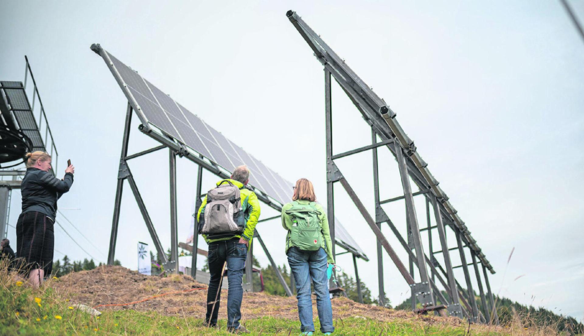 Imposant: Die beiden Trägerkonstruktionen für die Solarmodule am Hornberg waren vor Ort zusammengesetzt worden. FOTOS: SVEN PIEREN/ MÜLLER MARKETING & DRUCK