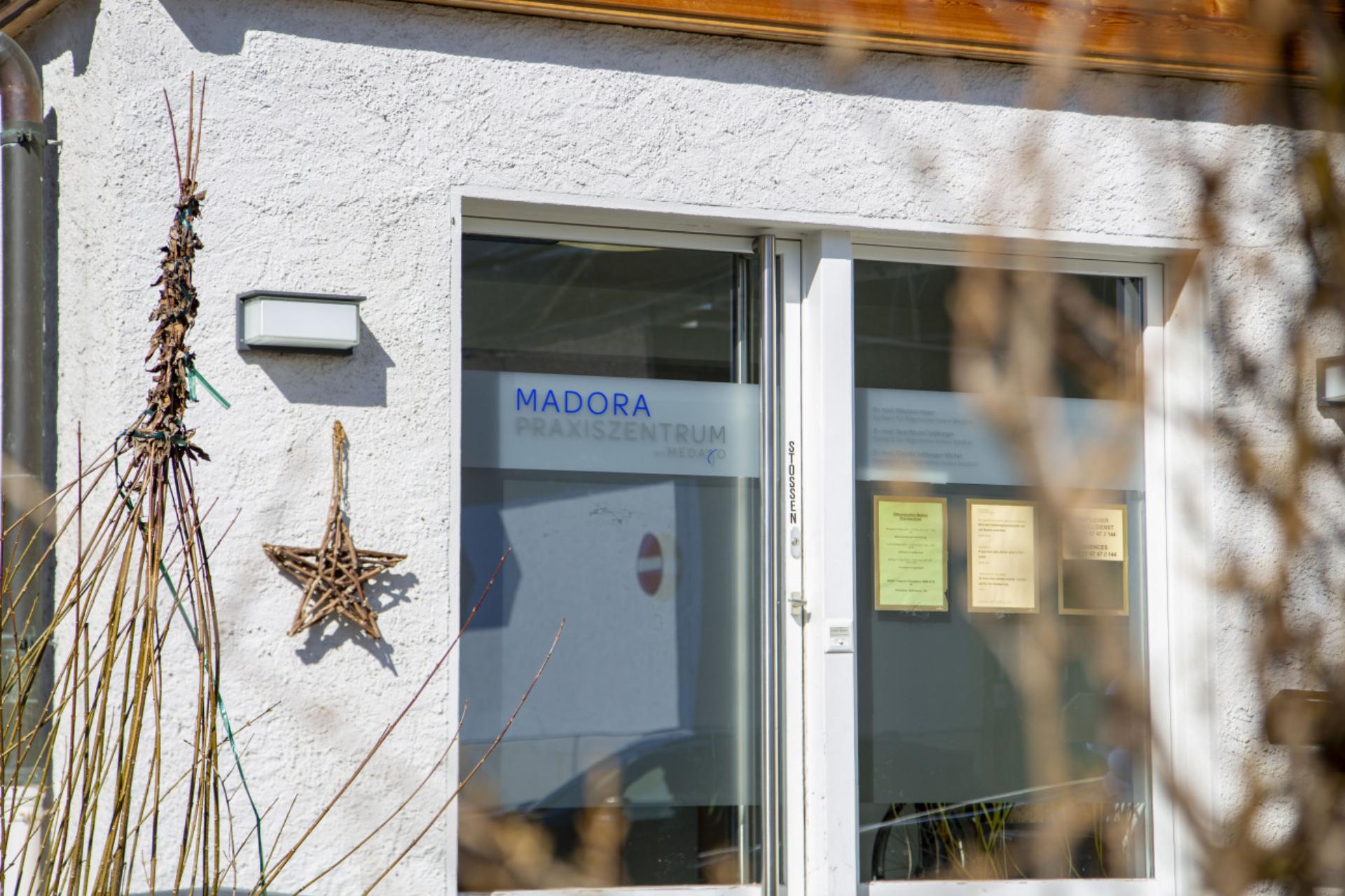 Madora Praxiszentrum:  Mondescu und Hoyer gehen - Das Bild wird blockiert. – Möglicherweise durch einen aktiven Adblocker.