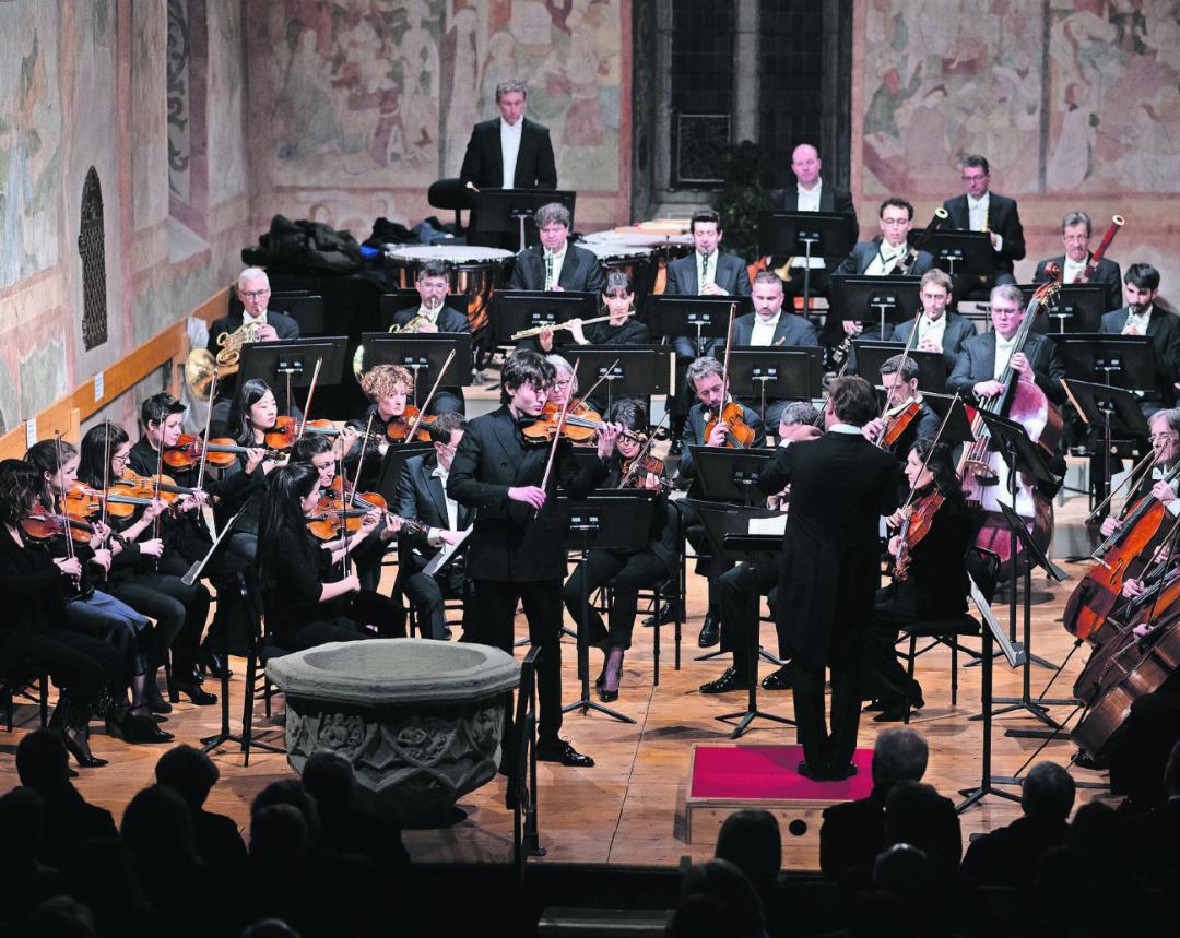 Der Geiger Daniel Lazakovich überzeugte gemeinsam mit dem Orchestre de Chambre de Lausanne in der Kirche Saanen. FOTOS: RAPHAEL FAUX, GSTAADPHOTOGRAPHY